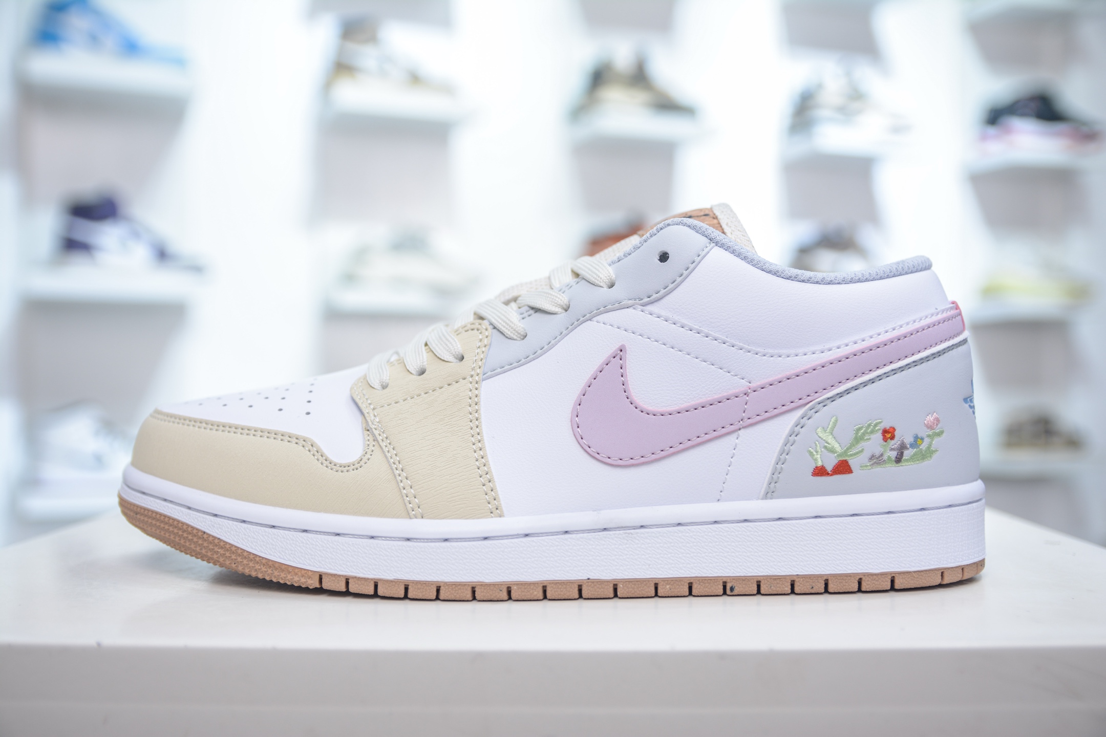 180 Air Jordan 1 Low AJ1 乔1低帮休闲板鞋 米黄粉 植物刺绣 IB8861-151