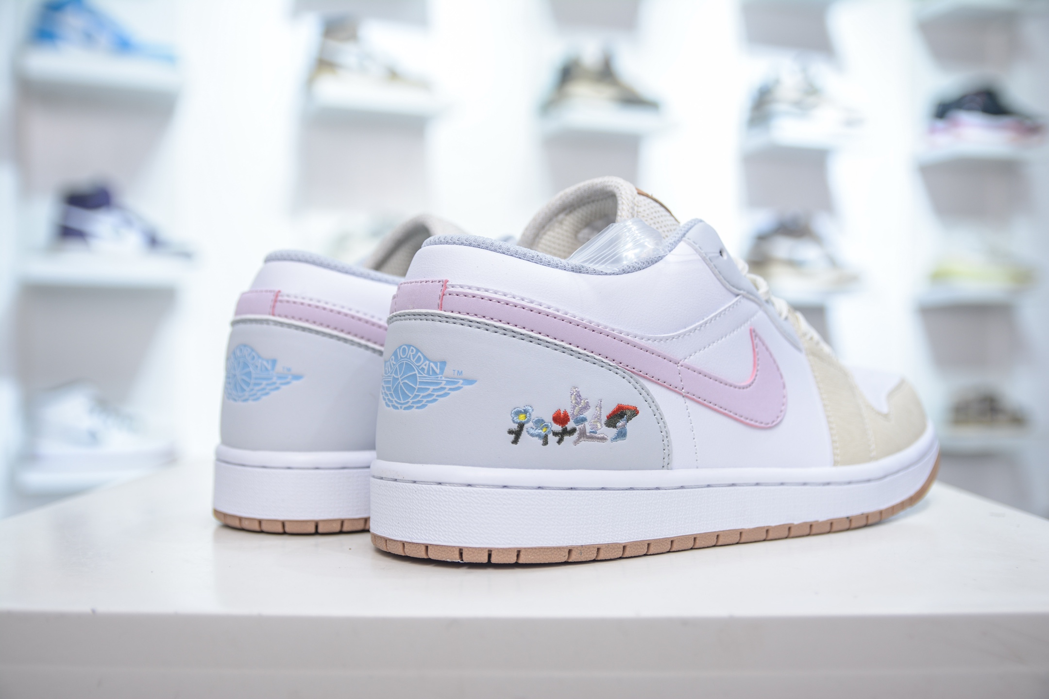 180 Air Jordan 1 Low AJ1 乔1低帮休闲板鞋 米黄粉 植物刺绣 IB8861-151