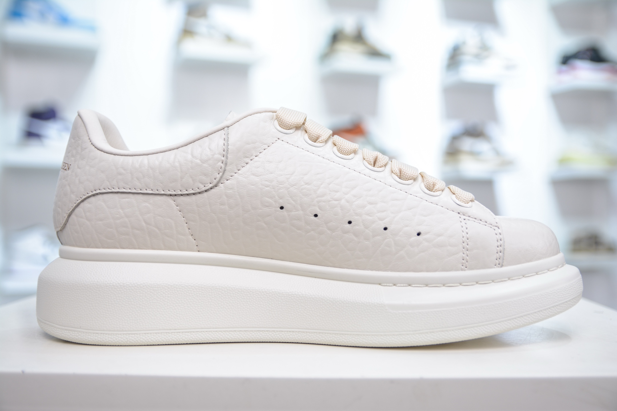 450 Alexander McQueen 亚历山大麦昆小白鞋 米黄荔枝纹