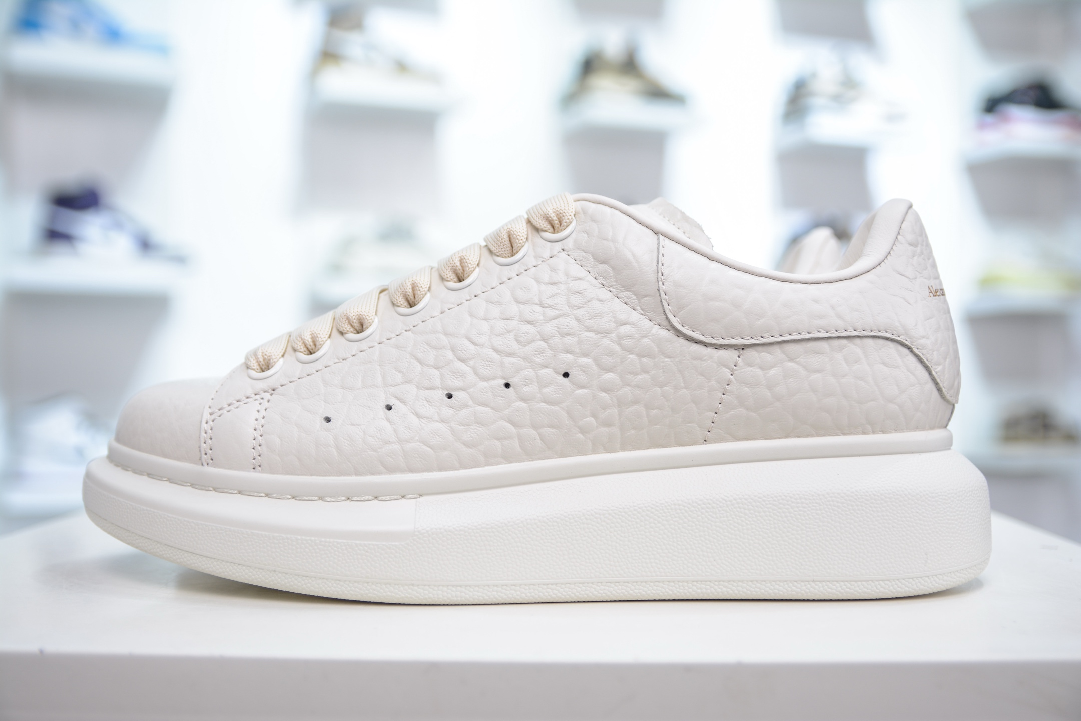 450 Alexander McQueen 亚历山大麦昆小白鞋 米黄荔枝纹