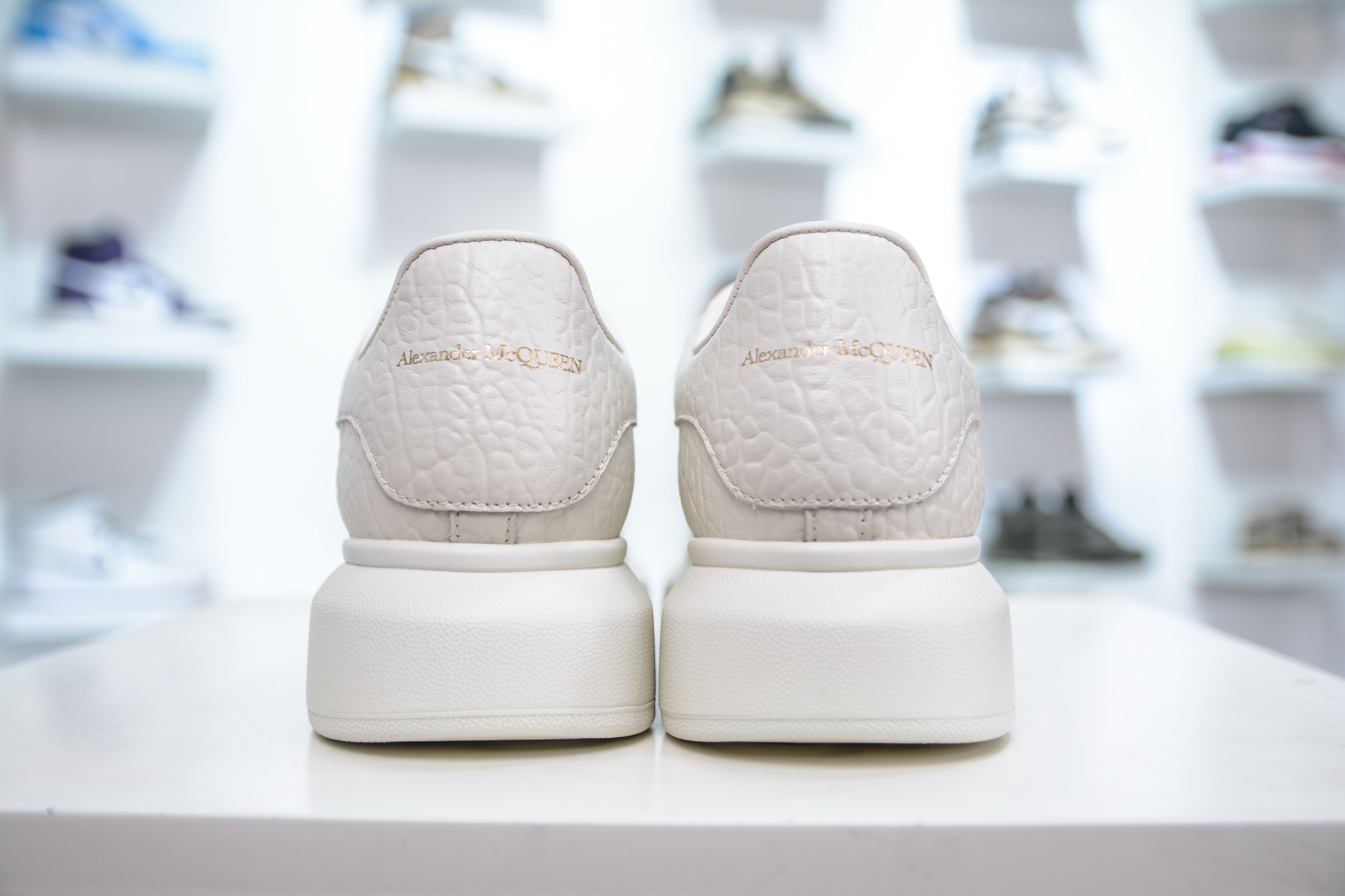 450 Alexander McQueen 亚历山大麦昆小白鞋 米黄荔枝纹