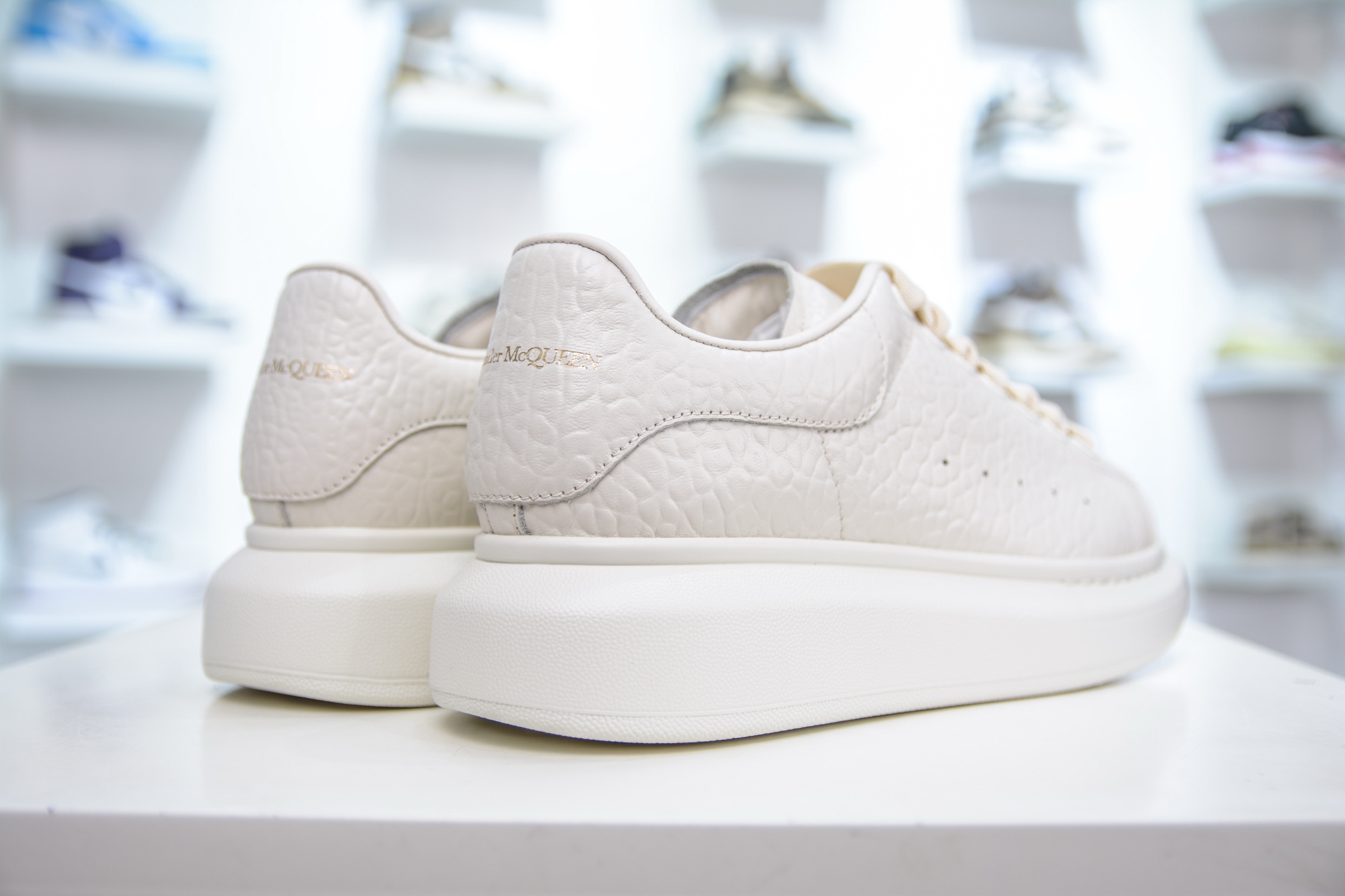 450 Alexander McQueen 亚历山大麦昆小白鞋 米黄荔枝纹