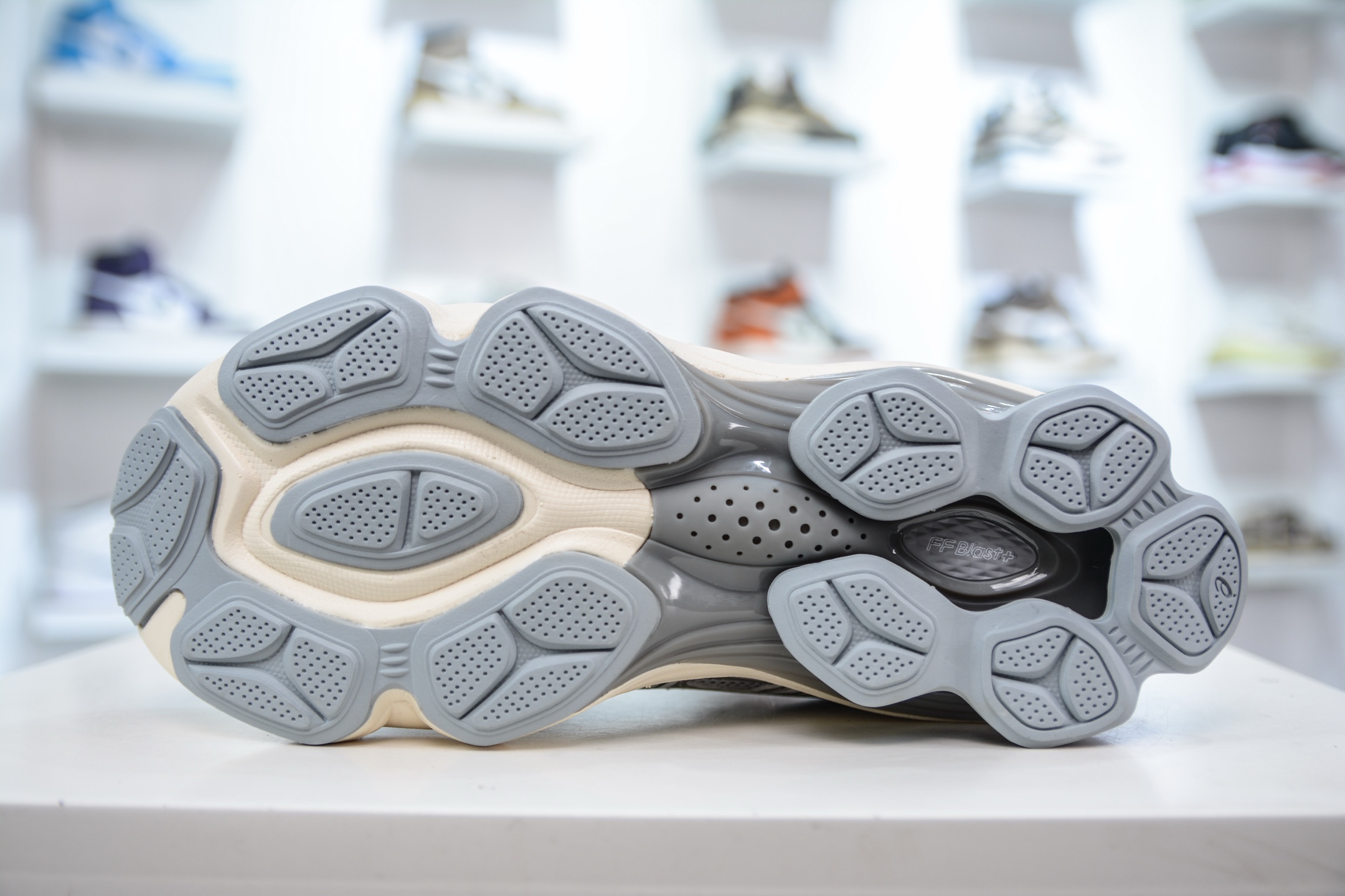 Asics Gel-Kinetic Fluent 亚瑟士运动休闲透气专业跑鞋 1203A591-021