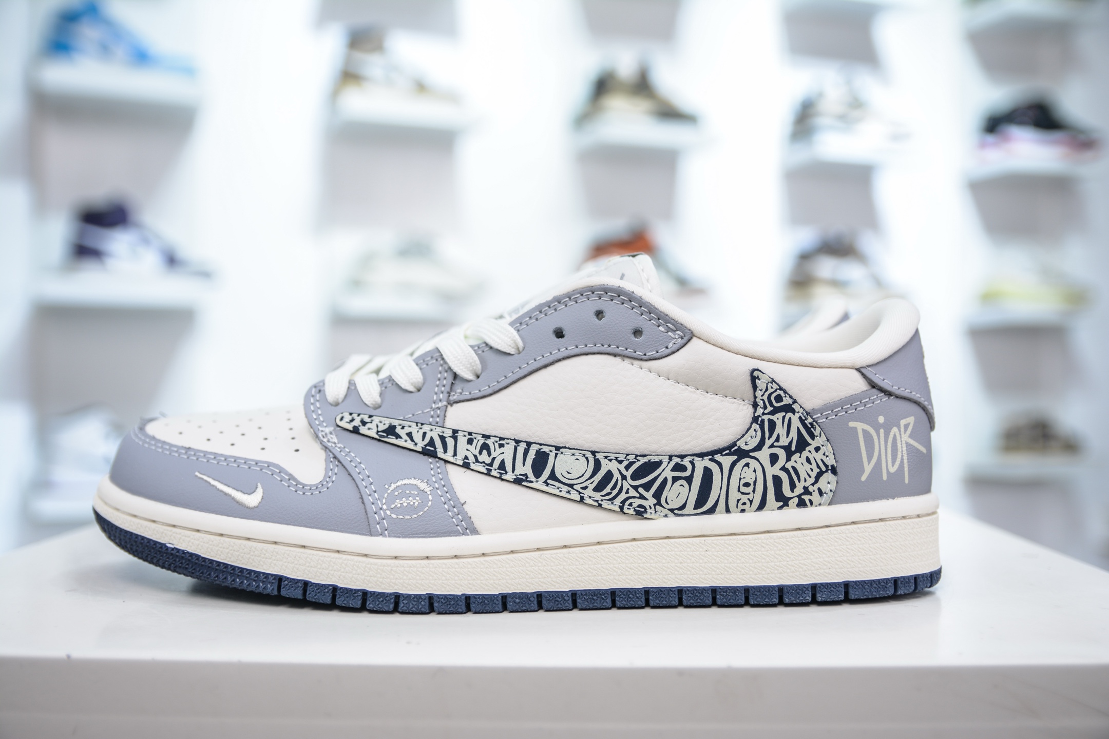 TS x Air Jordan AJ1 Low x DIOR 迪奥联名-米灰浮雕花纹 倒钩低帮联名定制配色 XS2024-023