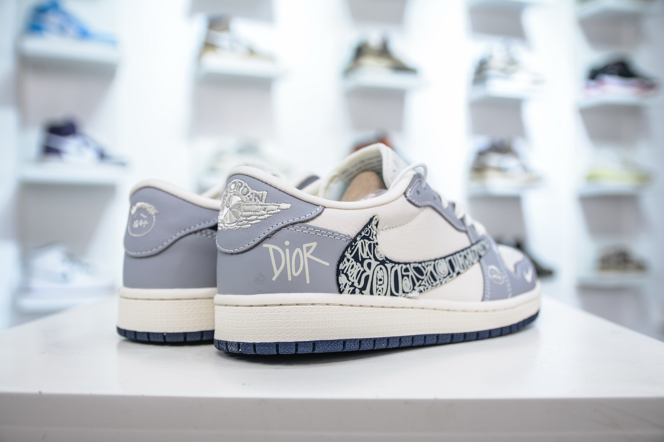 TS x Air Jordan AJ1 Low x DIOR 迪奥联名-米灰浮雕花纹 倒钩低帮联名定制配色 XS2024-023