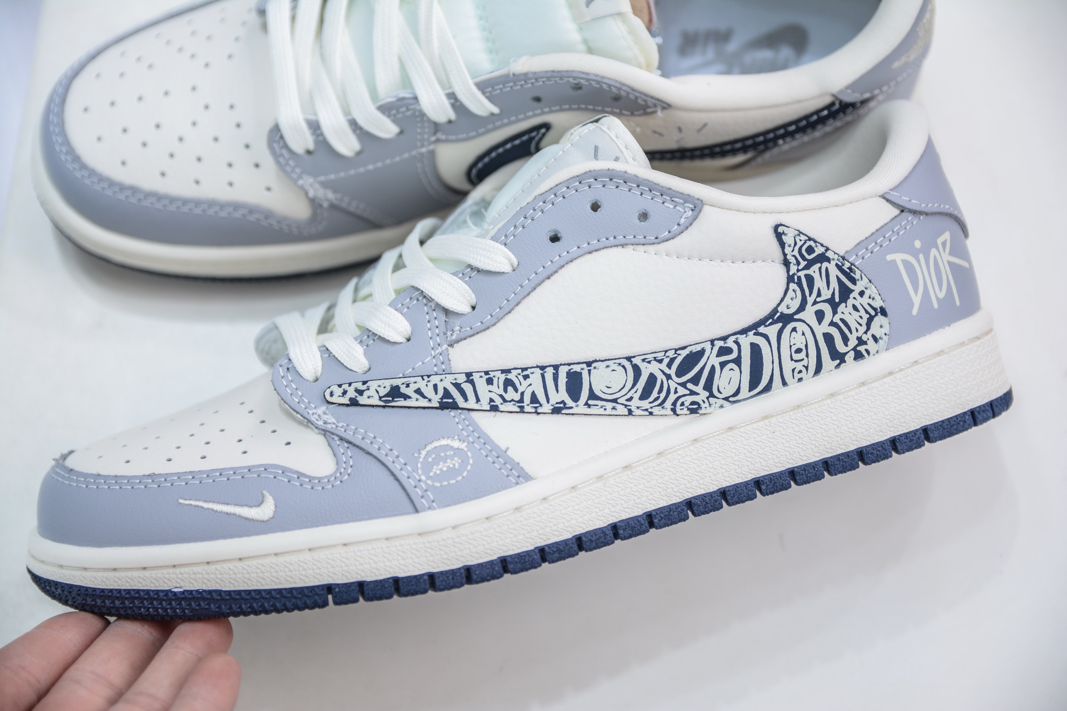 TS x Air Jordan AJ1 Low x DIOR 迪奥联名-米灰浮雕花纹 倒钩低帮联名定制配色 XS2024-023