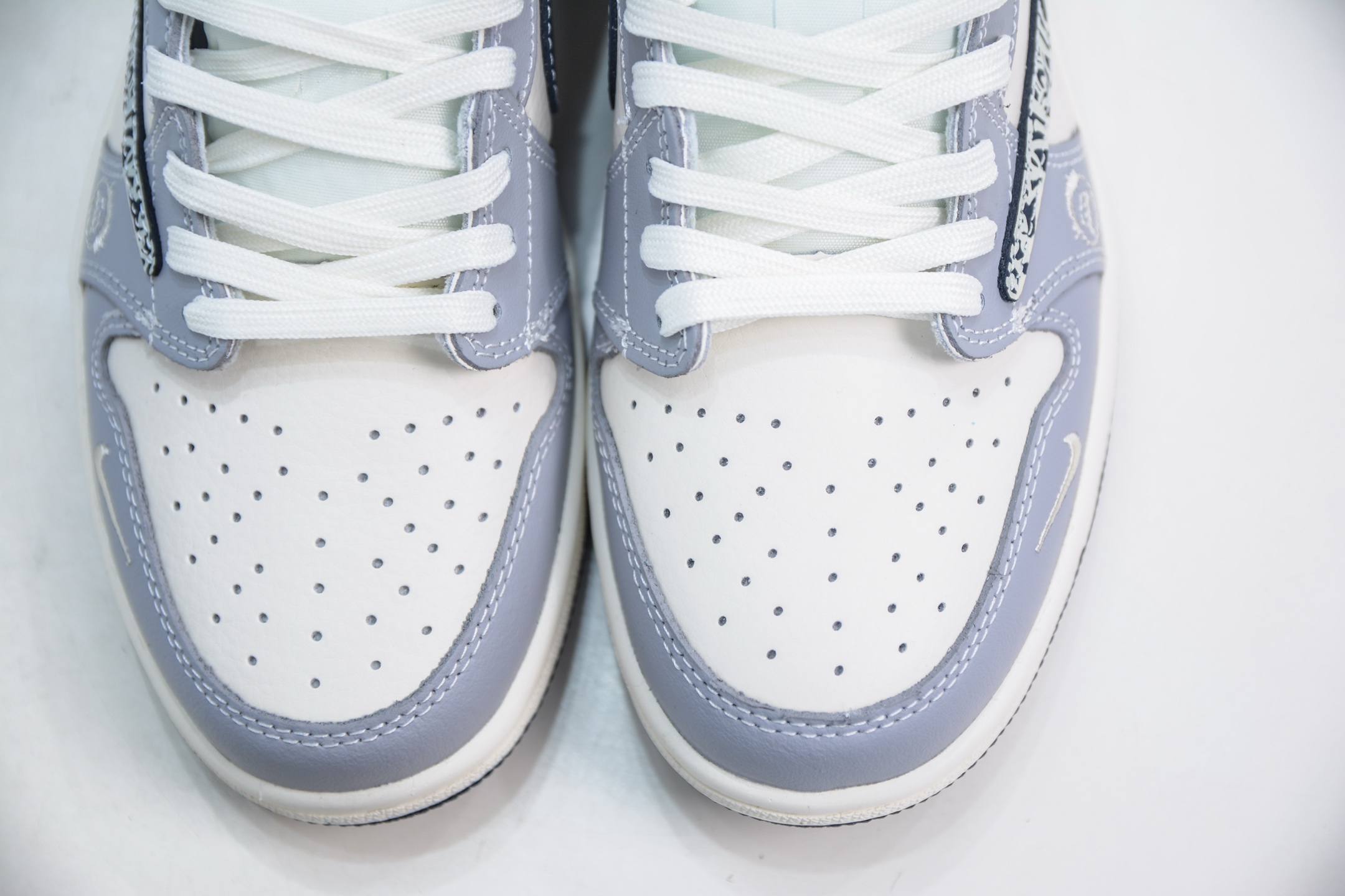 TS x Air Jordan AJ1 Low x DIOR 迪奥联名-米灰浮雕花纹 倒钩低帮联名定制配色 XS2024-023