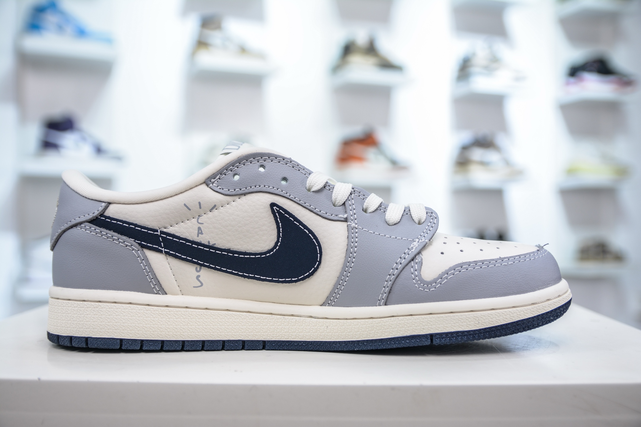 TS x Air Jordan AJ1 Low x DIOR 迪奥联名-米灰浮雕花纹 倒钩低帮联名定制配色 XS2024-023