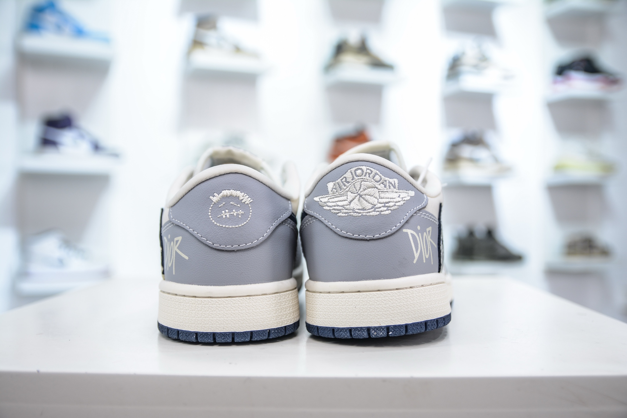 TS x Air Jordan AJ1 Low x DIOR 迪奥联名-米灰浮雕花纹 倒钩低帮联名定制配色 XS2024-023