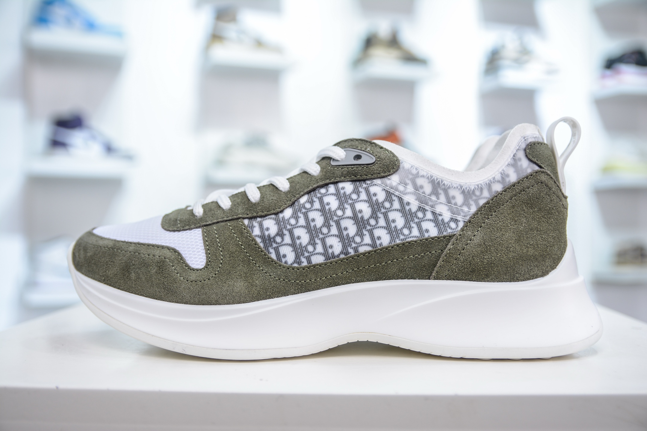 Dior 运动鞋 跑步鞋 B25系列 B25 Runner 运动鞋结合运动版型与 Dior 优雅的经典标识