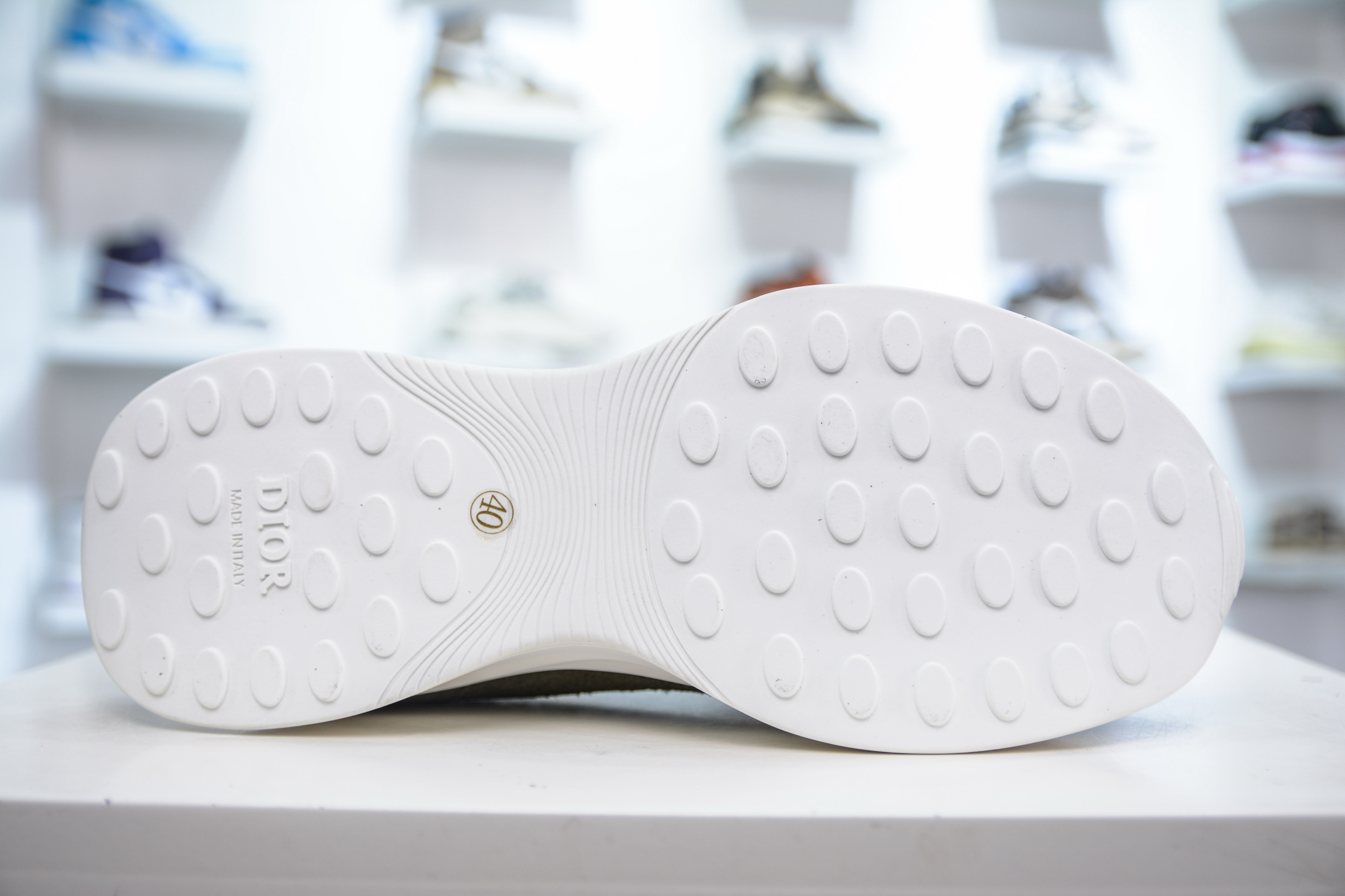 Dior 运动鞋 跑步鞋 B25系列 B25 Runner 运动鞋结合运动版型与 Dior 优雅的经典标识