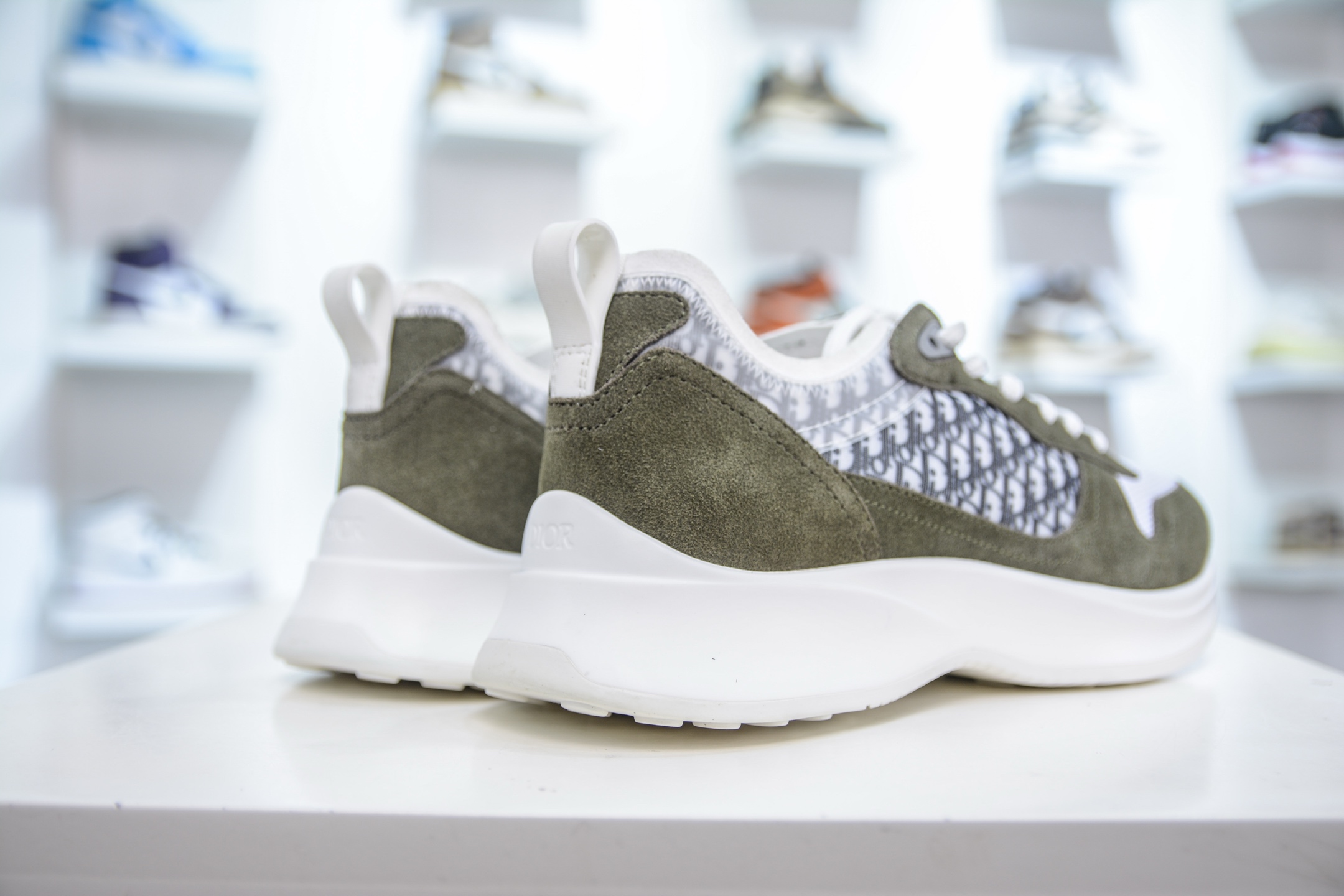 Dior 运动鞋 跑步鞋 B25系列 B25 Runner 运动鞋结合运动版型与 Dior 优雅的经典标识