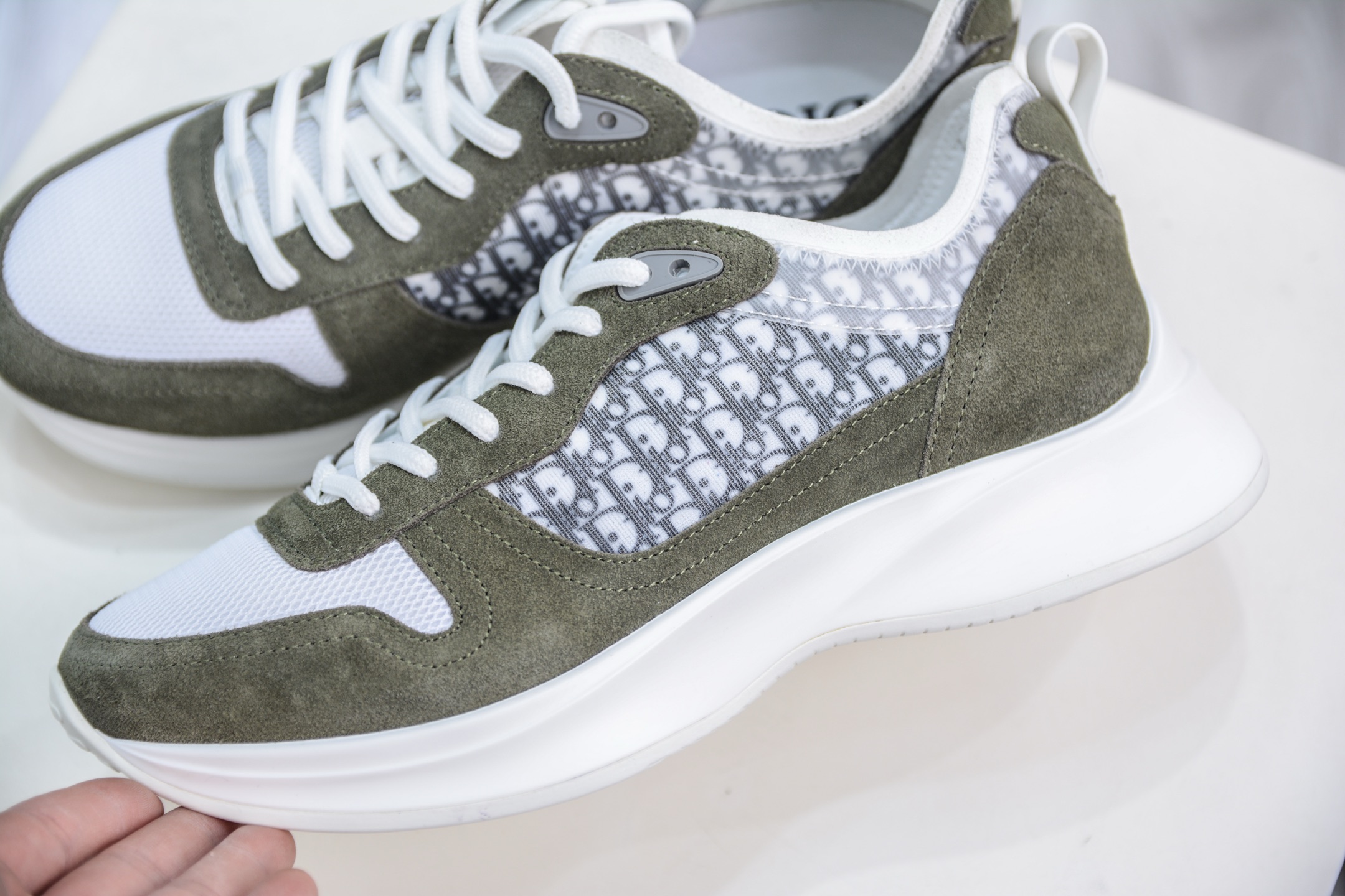 Dior 运动鞋 跑步鞋 B25系列 B25 Runner 运动鞋结合运动版型与 Dior 优雅的经典标识