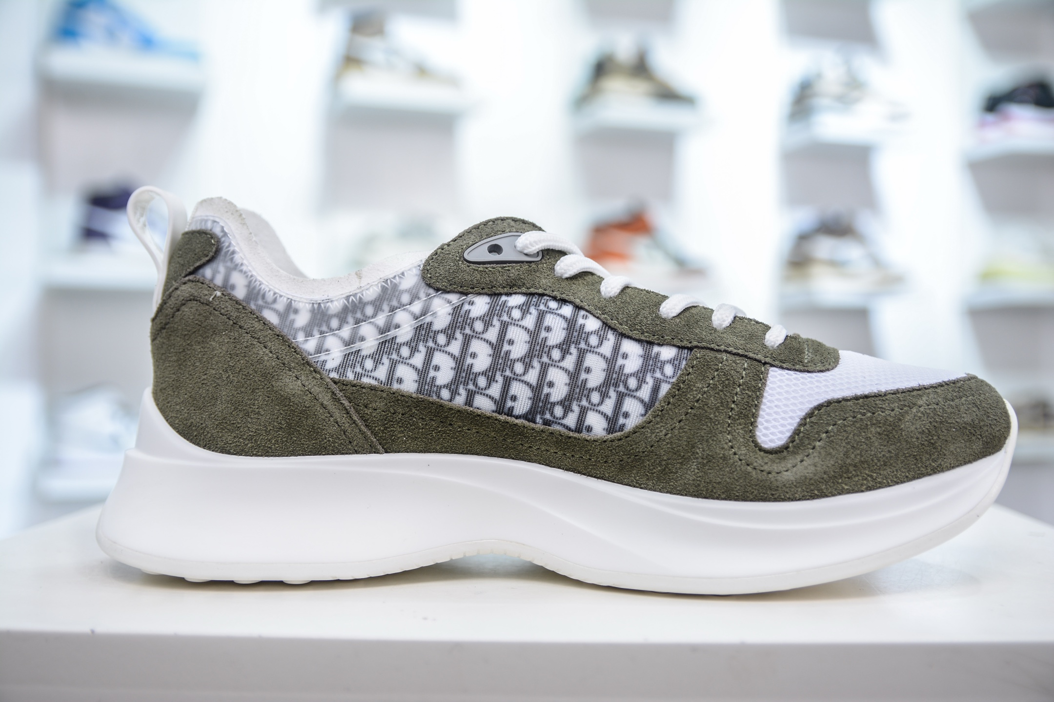 Dior 运动鞋 跑步鞋 B25系列 B25 Runner 运动鞋结合运动版型与 Dior 优雅的经典标识