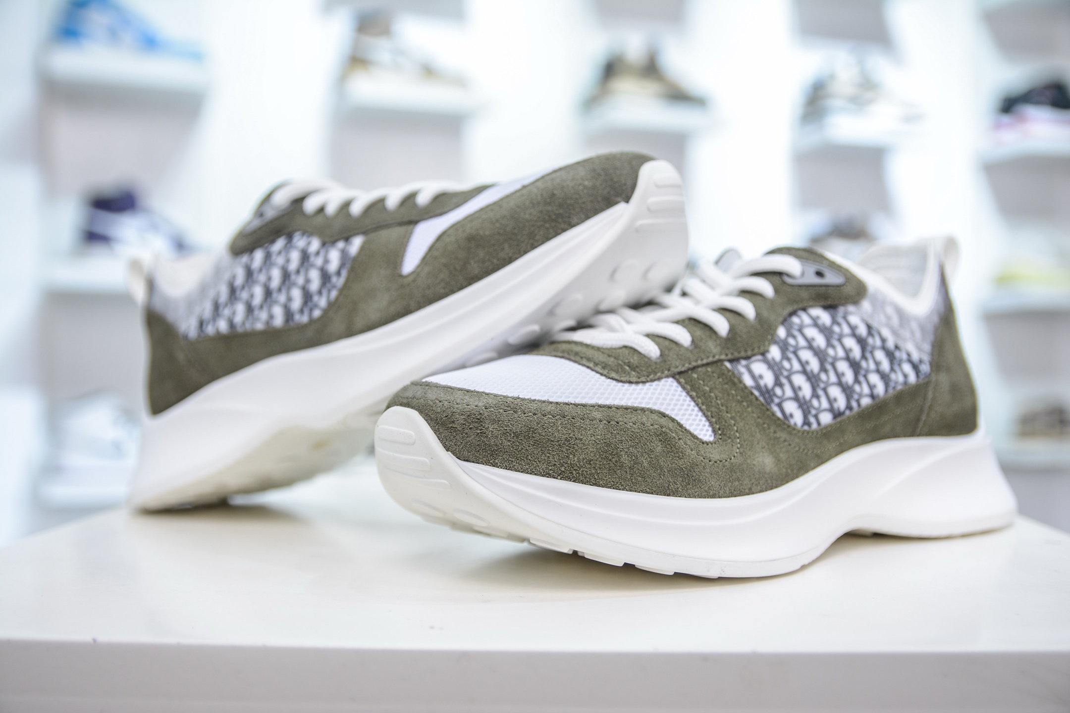 Dior 运动鞋 跑步鞋 B25系列 B25 Runner 运动鞋结合运动版型与 Dior 优雅的经典标识