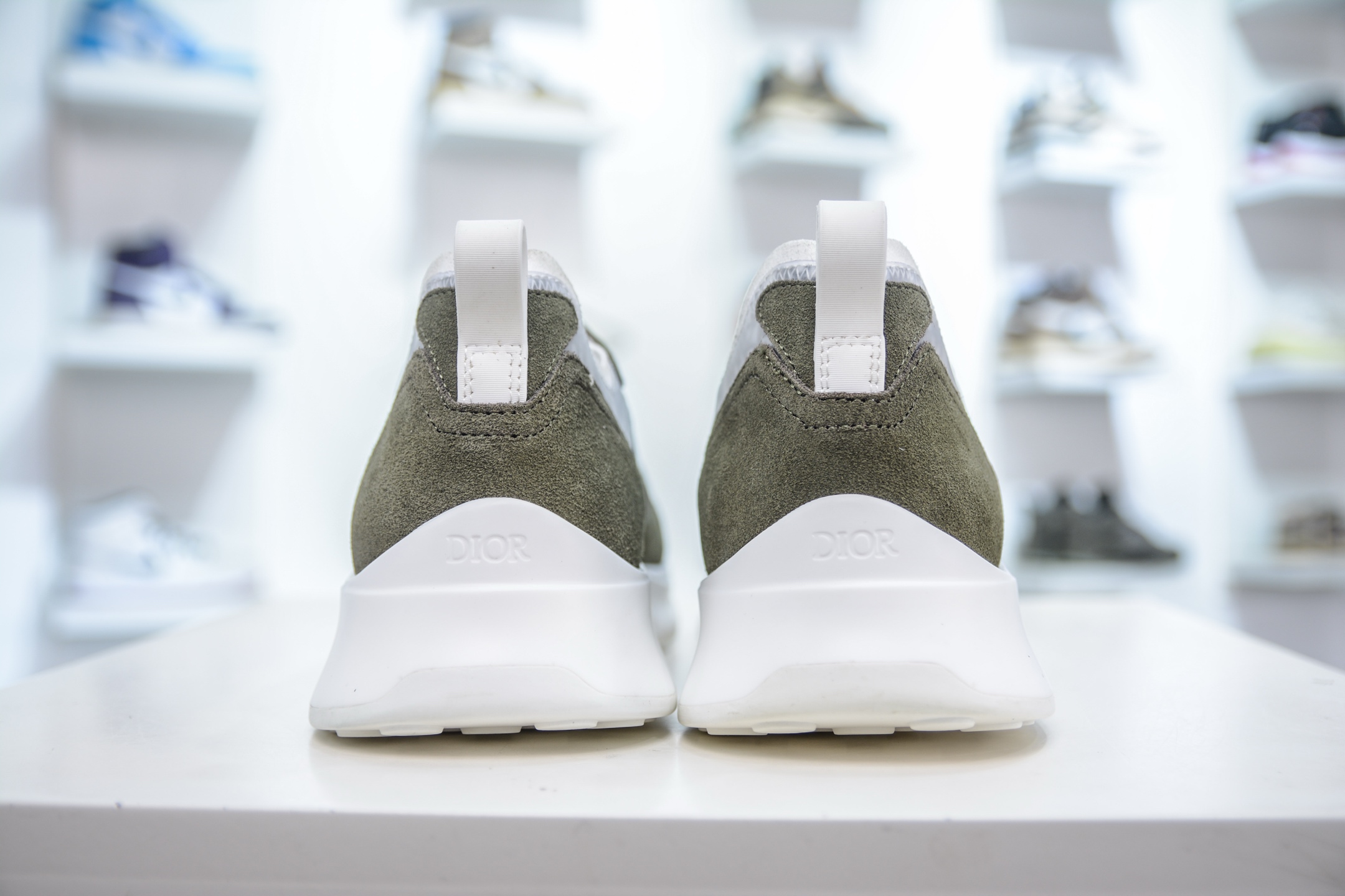 Dior 运动鞋 跑步鞋 B25系列 B25 Runner 运动鞋结合运动版型与 Dior 优雅的经典标识