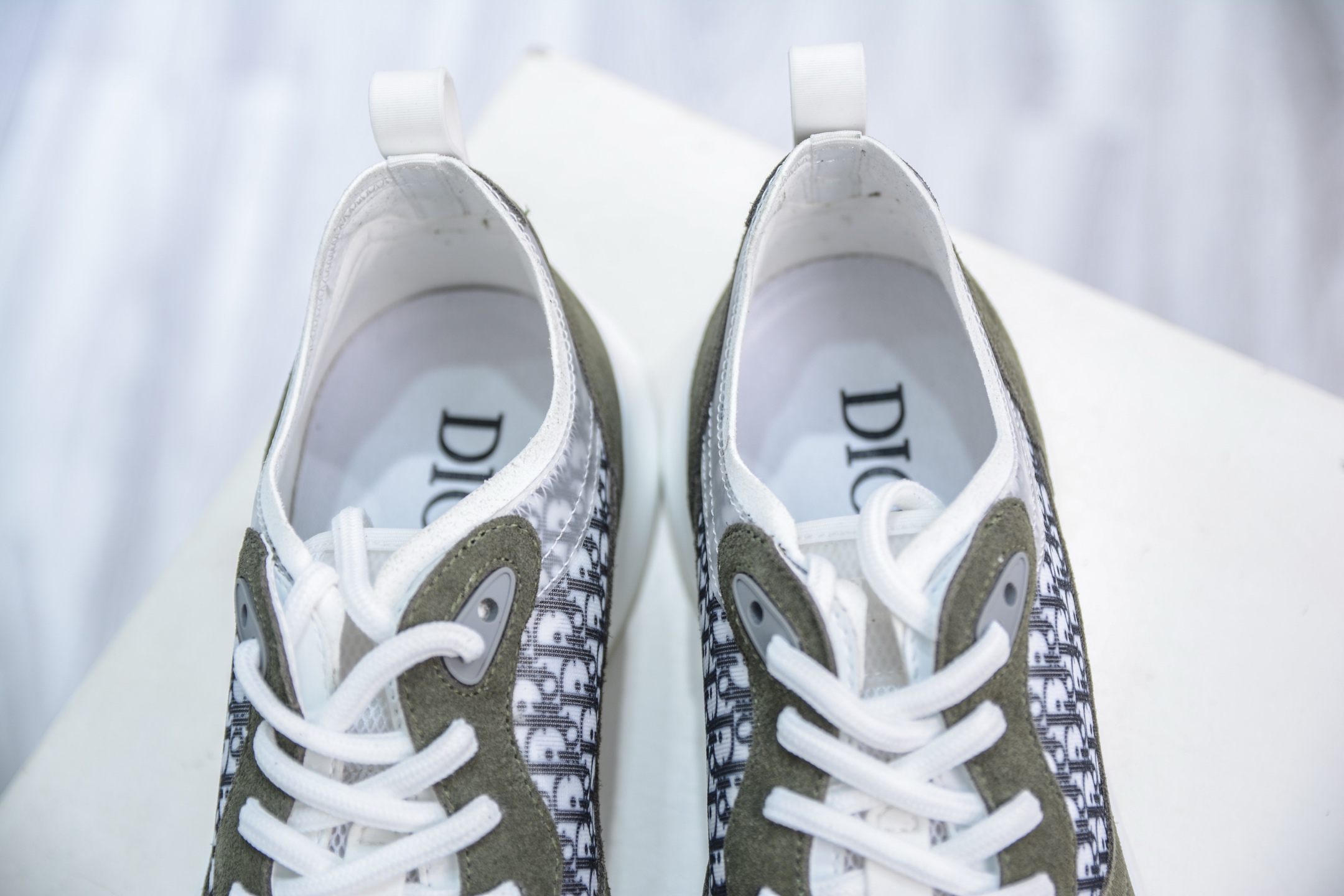 Dior 运动鞋 跑步鞋 B25系列 B25 Runner 运动鞋结合运动版型与 Dior 优雅的经典标识