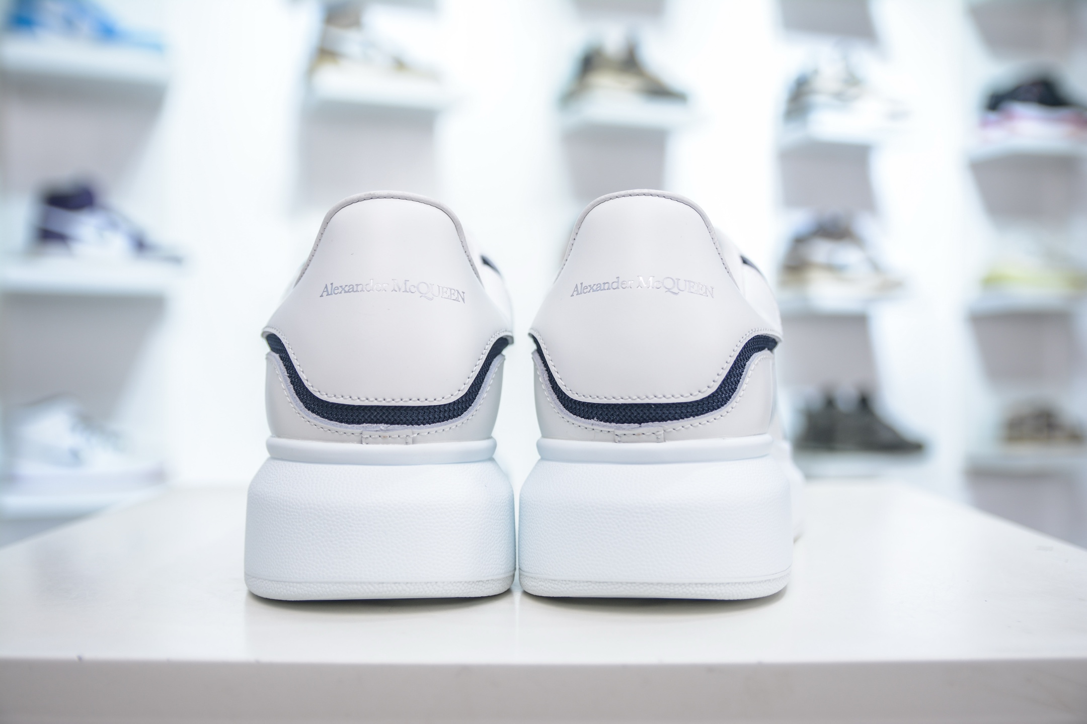 东莞纯原顶级原版一比一版本 市售最强品质 Alexander McQueen 亚历山大麦昆小白鞋 白皮尾蓝网布