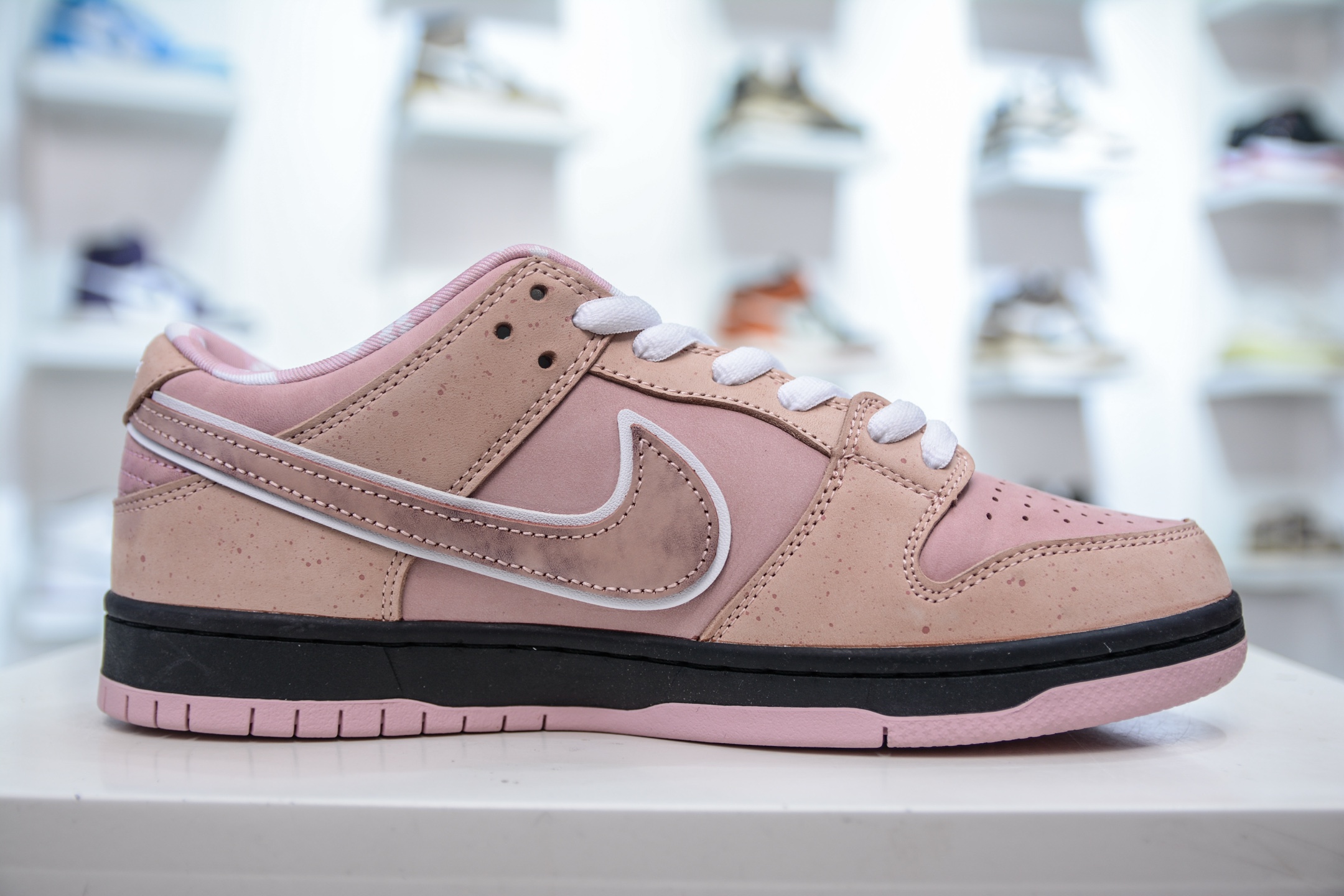 AY版 Tagzfootwear X Dunk SB Low 定制系列 淡粉配色 粉龙虾 BV1310-800
