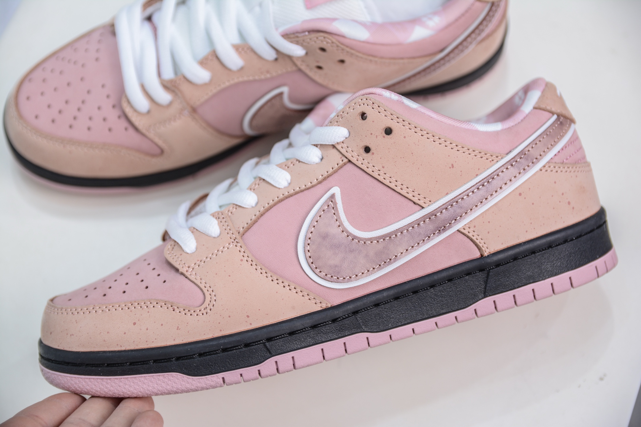 AY版 Tagzfootwear X Dunk SB Low 定制系列 淡粉配色 粉龙虾 BV1310-800