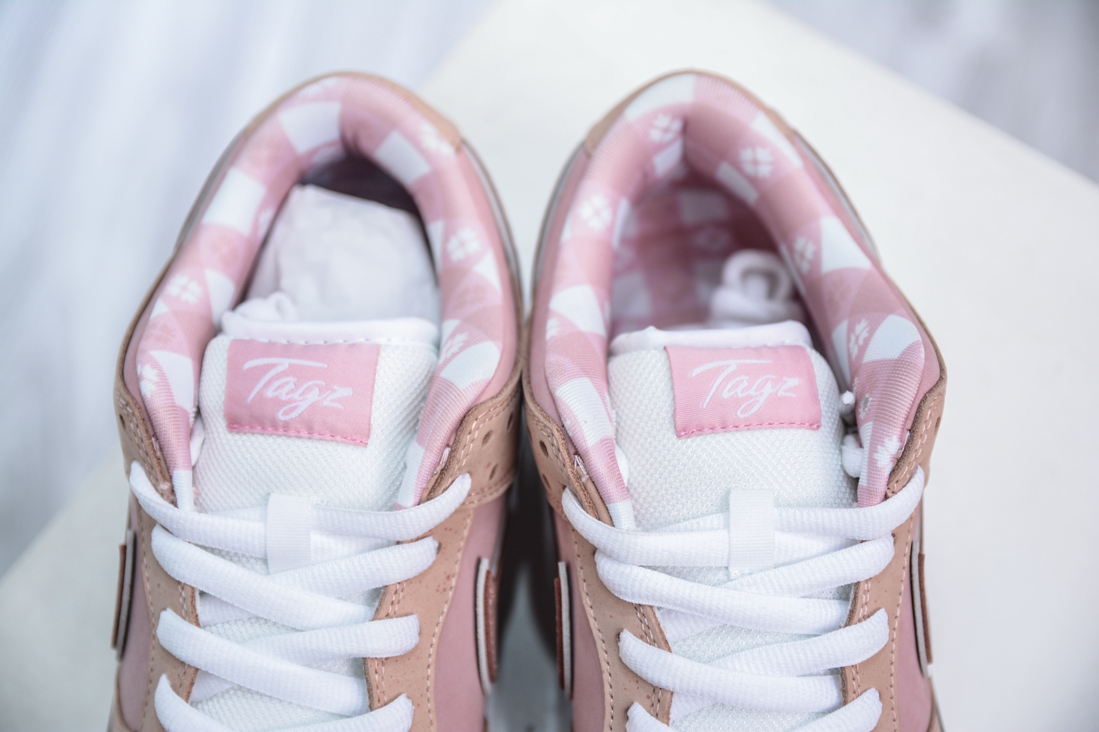 AY版 Tagzfootwear X Dunk SB Low 定制系列 淡粉配色 粉龙虾 BV1310-800