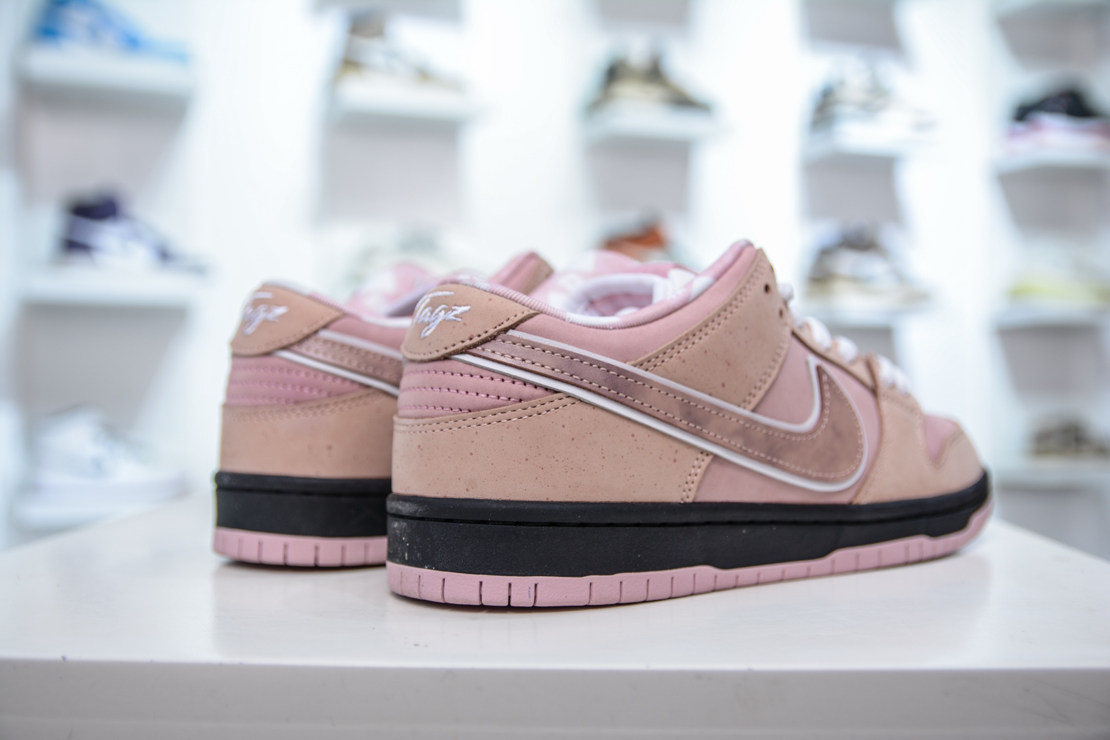 AY版 Tagzfootwear X Dunk SB Low 定制系列 淡粉配色 粉龙虾 BV1310-800