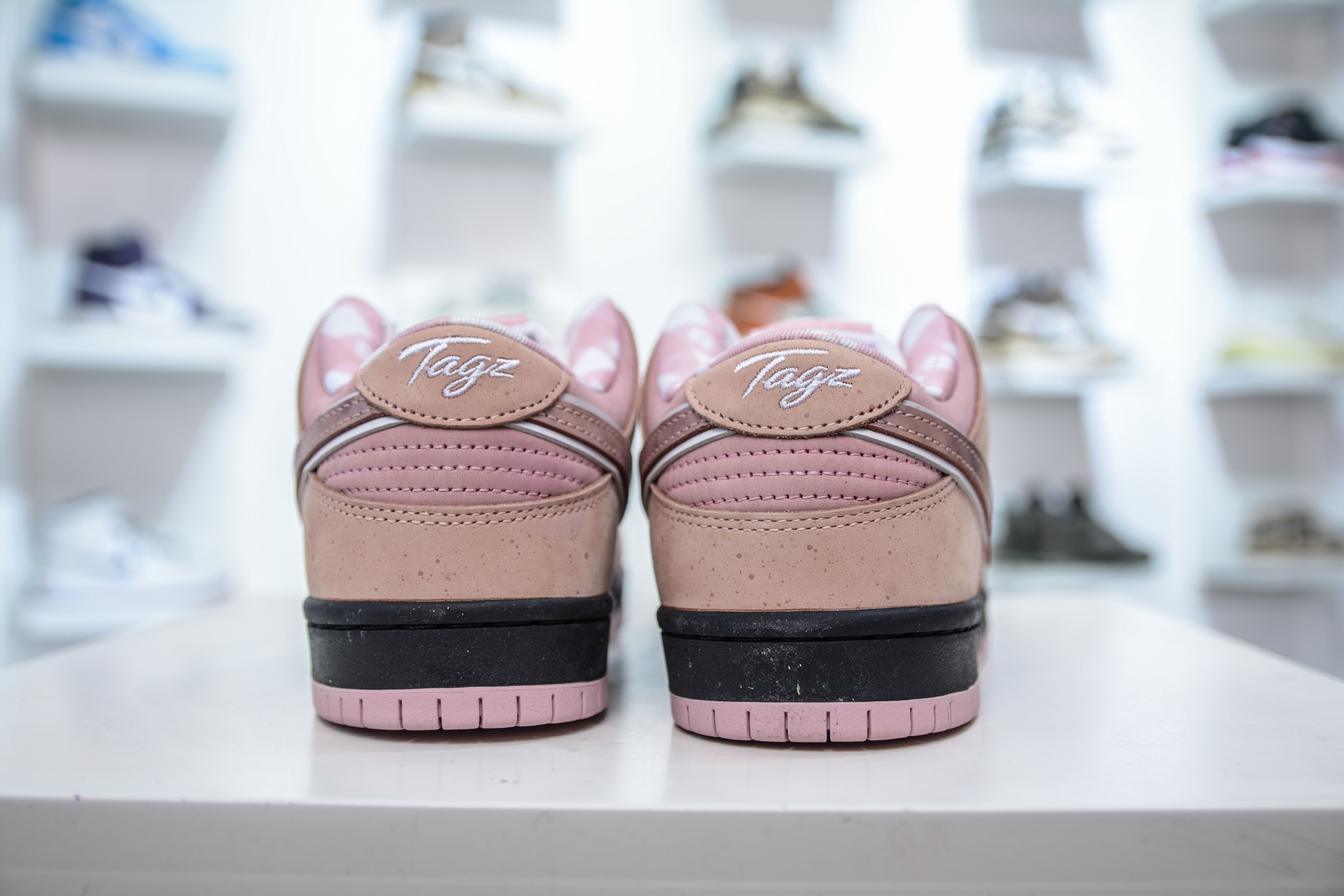AY版 Tagzfootwear X Dunk SB Low 定制系列 淡粉配色 粉龙虾 BV1310-800
