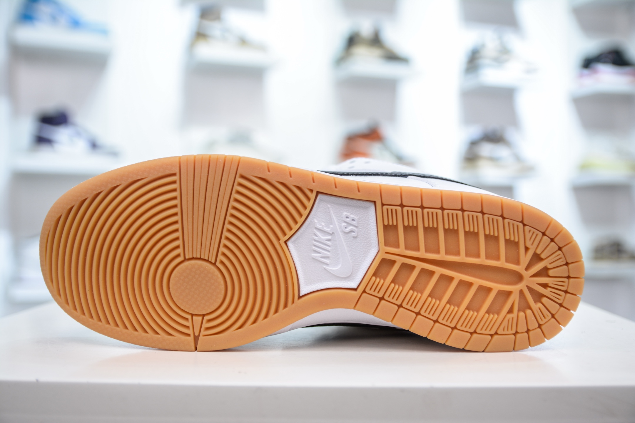 AY性价比 260 AY纯原 多版本供应 AY性价比 NK SB Dunk Low Pro lso ”White Gum” 白黑生胶 CD2563-101