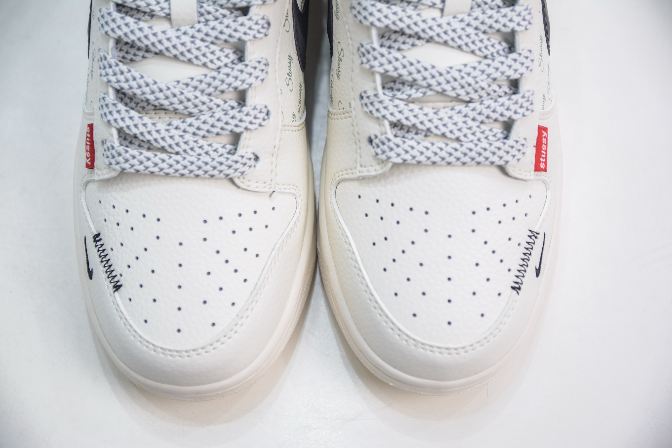 Nike SB Dunk Low x Stussy 斯图西-白灰黑立体勾 XS6089-537