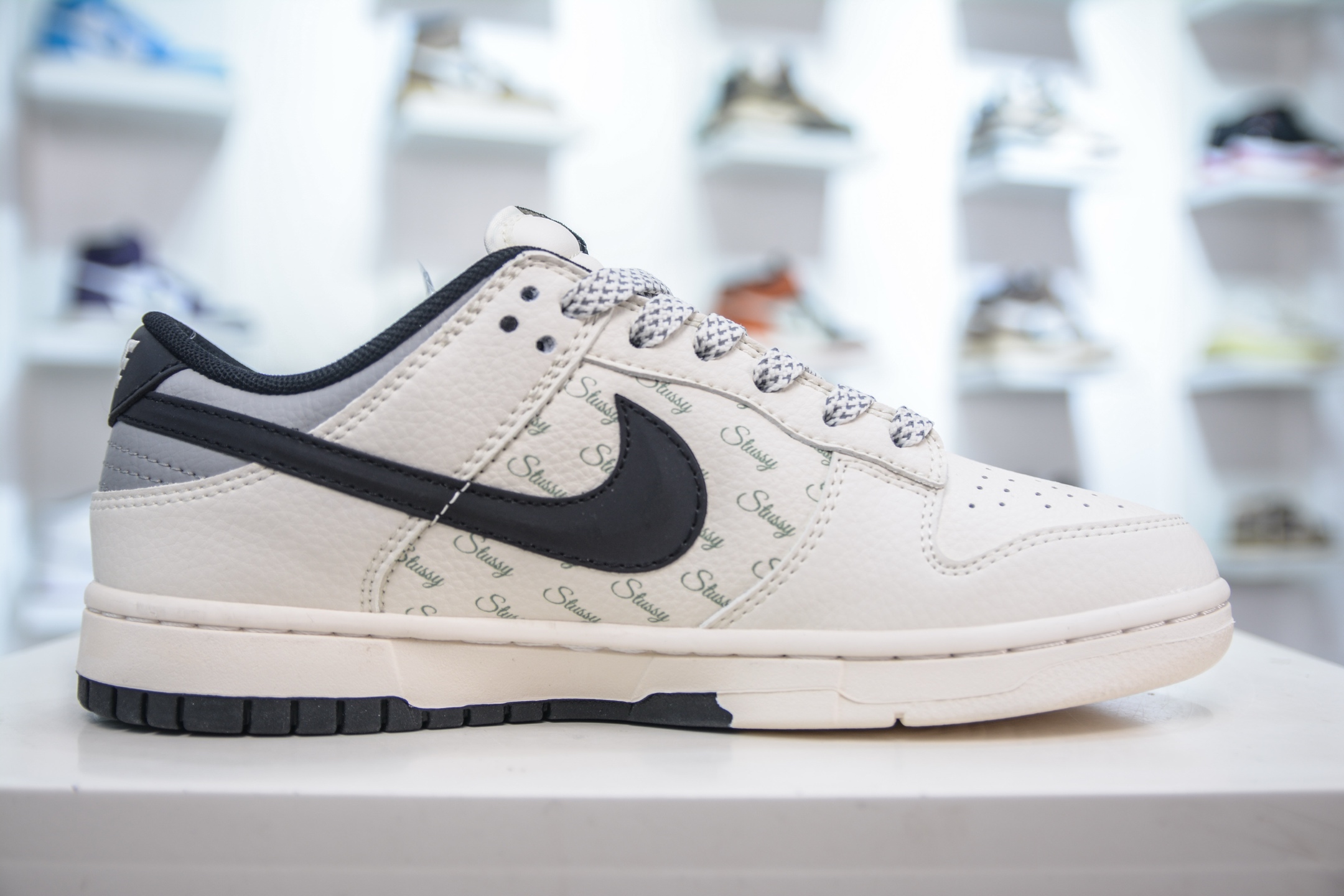 Nike SB Dunk Low x Stussy 斯图西-白灰黑立体勾 XS6089-537