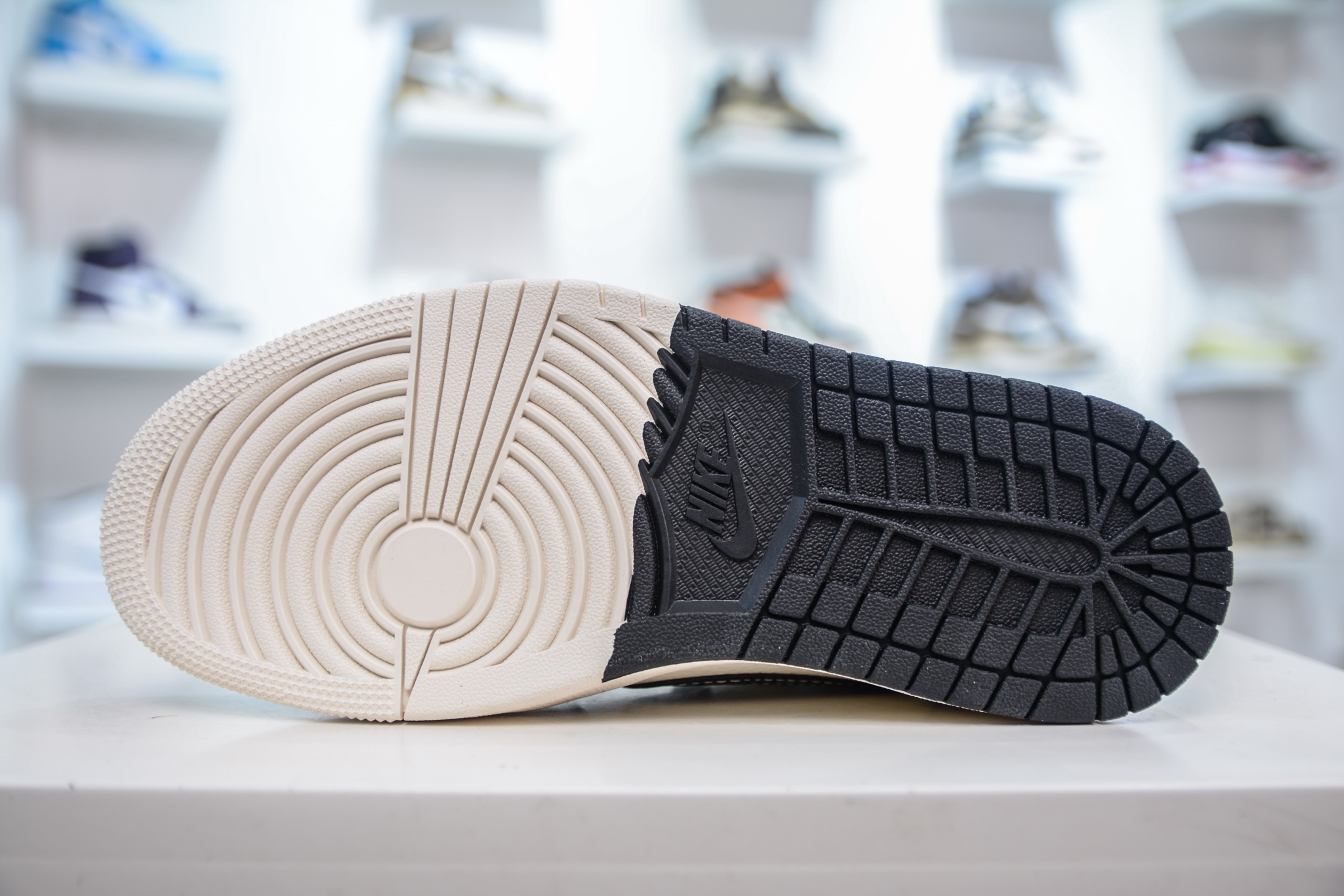 Travis Scott x Nike Air Jordan 1 Low 蛇年限定 双拼亮黑 YX5066-307