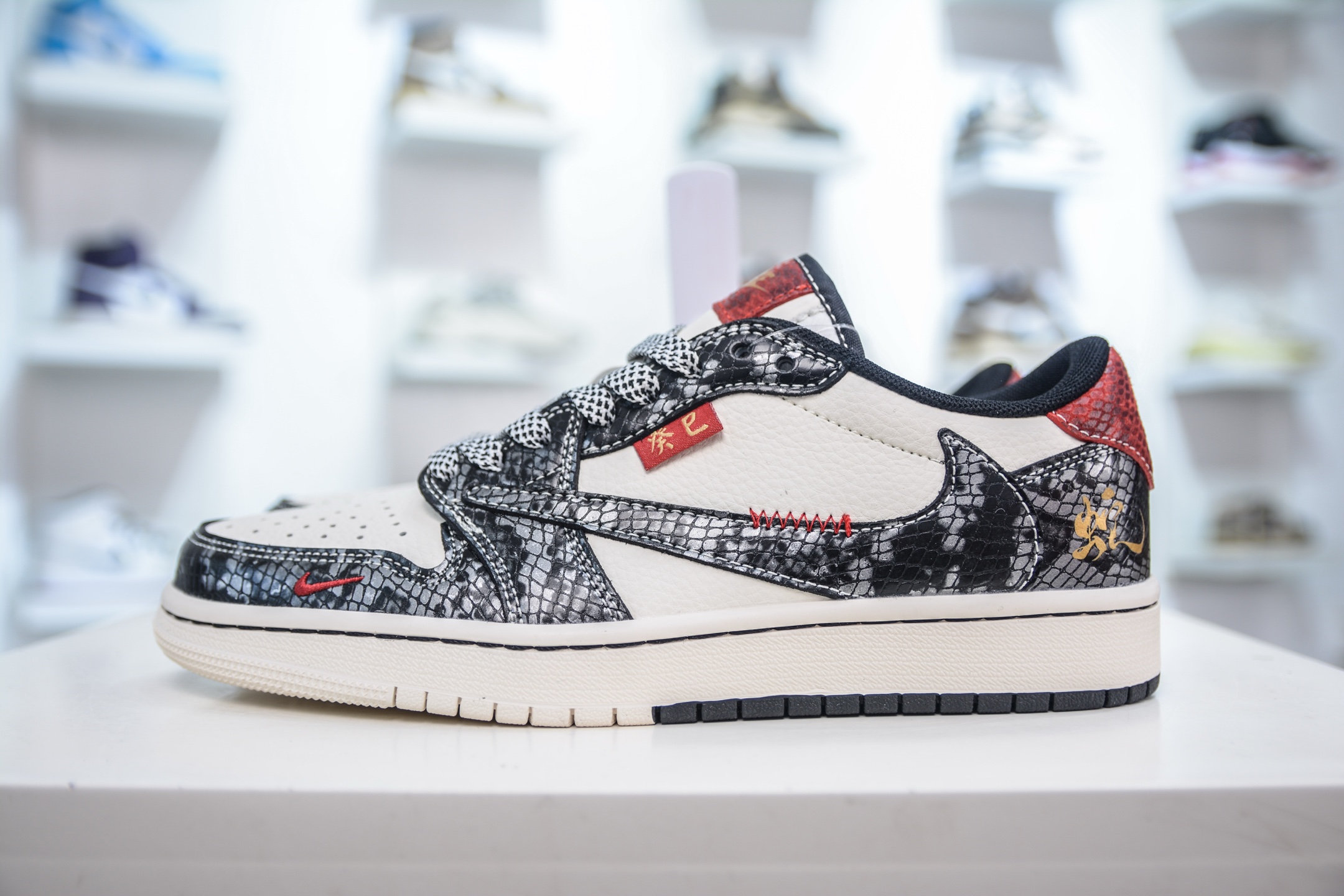Travis Scott x Nike Air Jordan 1 Low 蛇年限定 双拼亮黑 YX5066-307