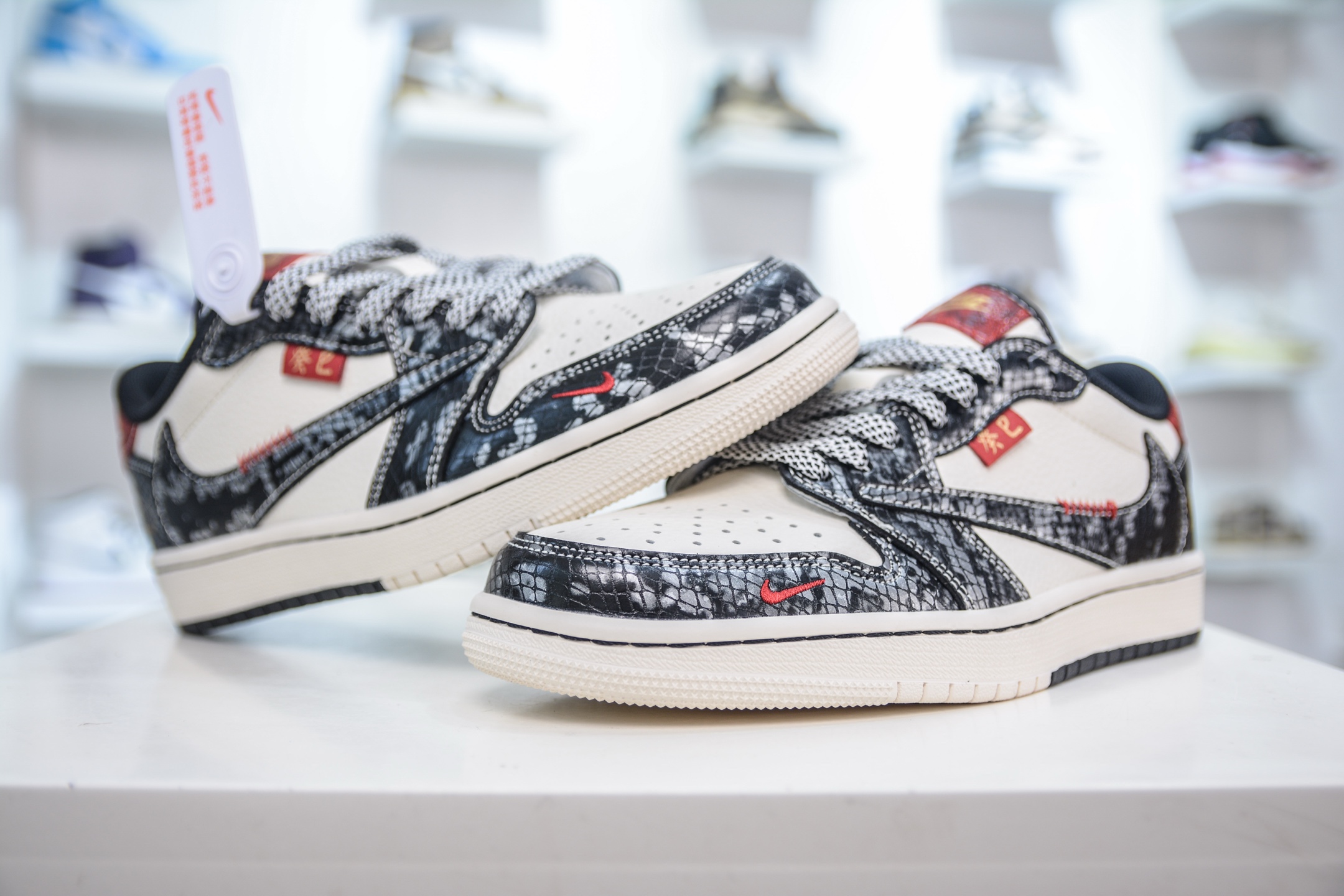 Travis Scott x Nike Air Jordan 1 Low 蛇年限定 双拼亮黑 YX5066-307