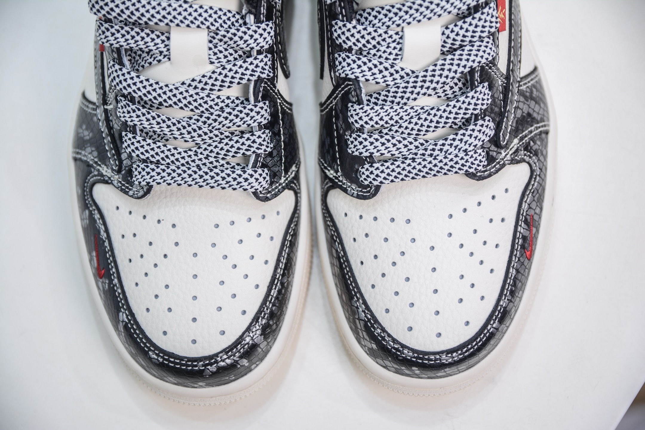 Travis Scott x Nike Air Jordan 1 Low 蛇年限定 双拼亮黑 YX5066-307