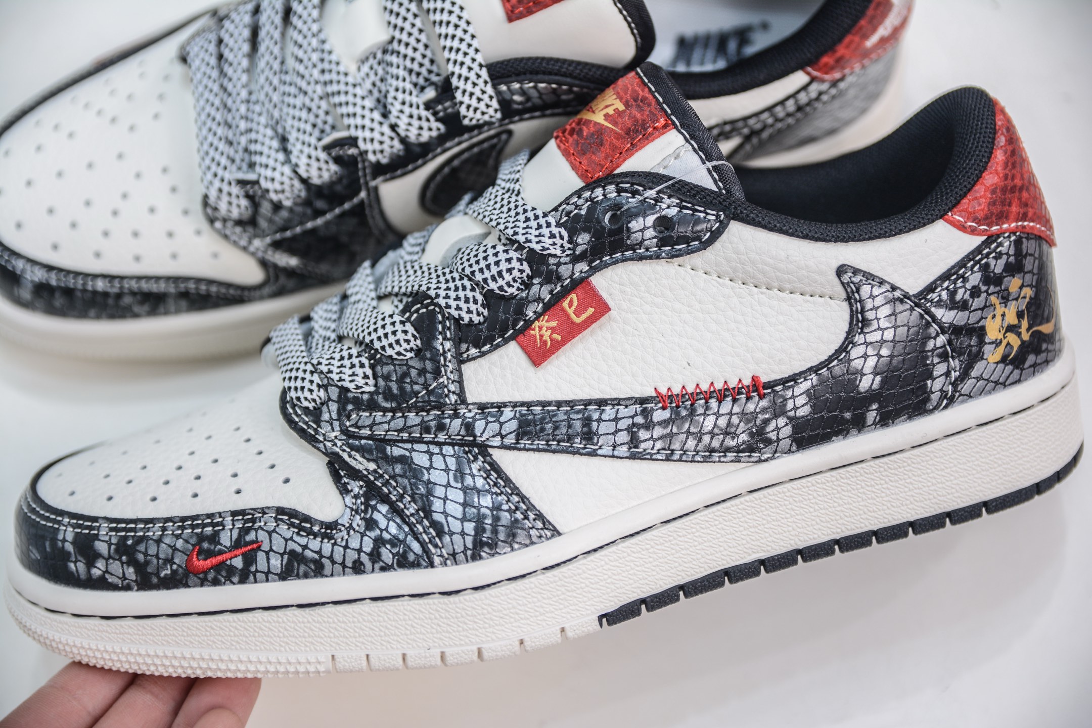 Travis Scott x Nike Air Jordan 1 Low 蛇年限定 双拼亮黑 YX5066-307