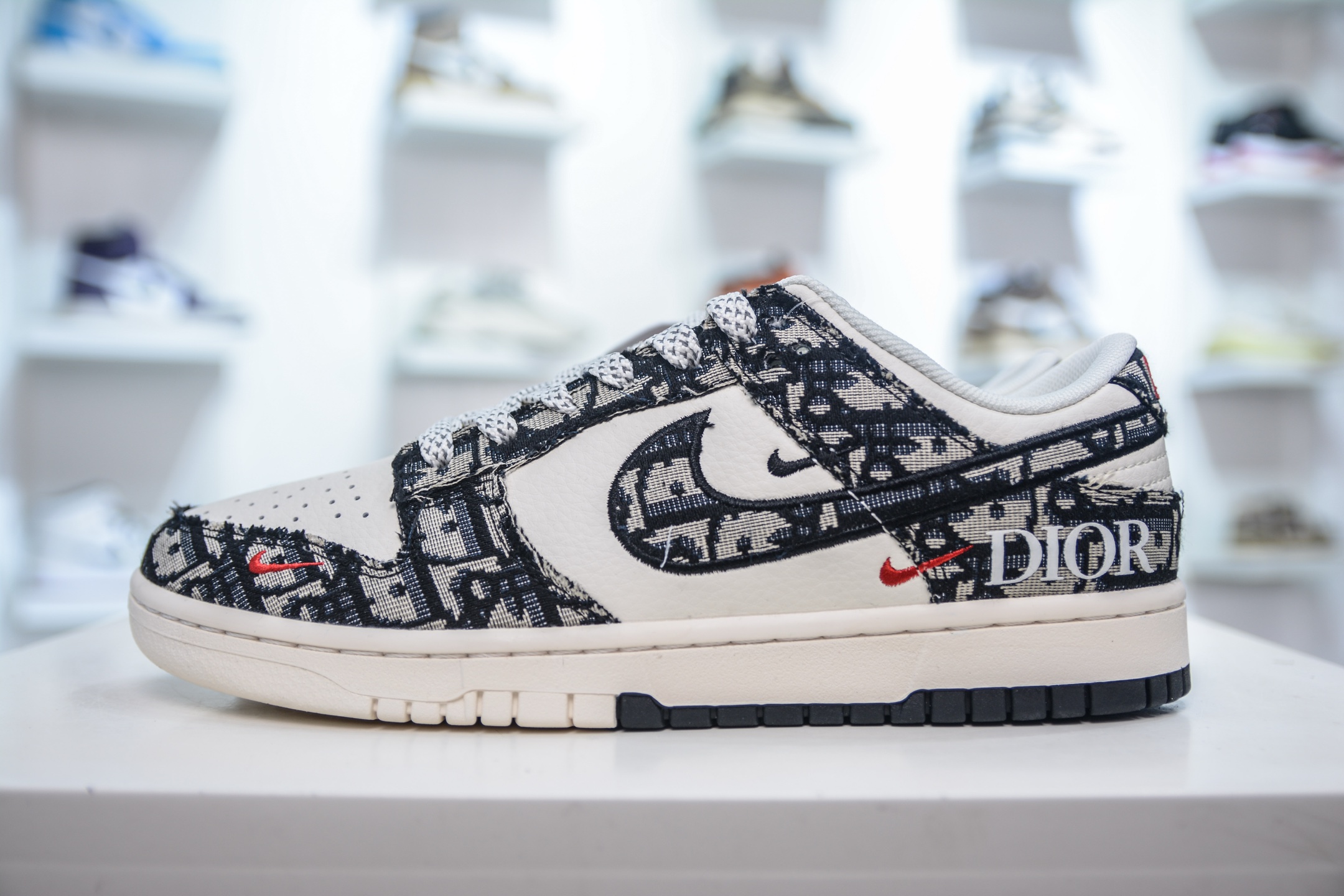 Dior x Nike SB Dunk Low 迪奥联名-黑白字母印花 SJ2558-015