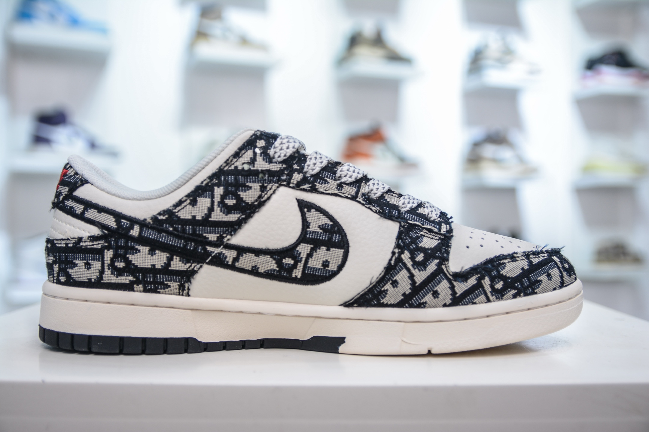 Dior x Nike SB Dunk Low 迪奥联名-黑白字母印花 SJ2558-015
