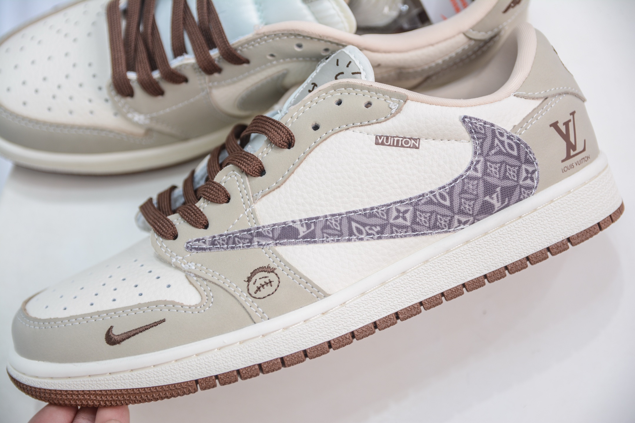 TS x Air Jordan x Louis Vuitton AJ1 Low 倒钩低帮LV联名-白棕印花 XS2024-060