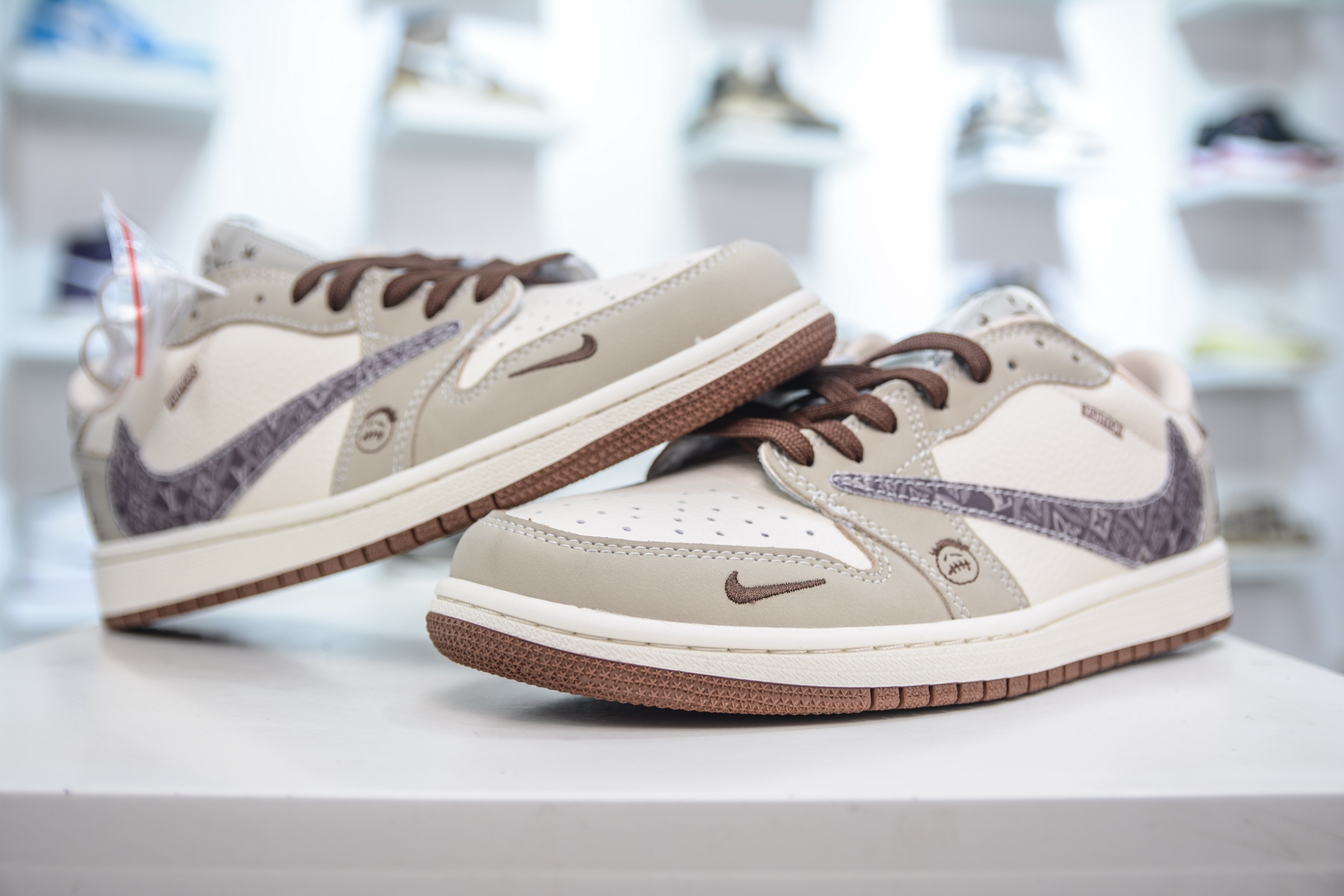 TS x Air Jordan x Louis Vuitton AJ1 Low 倒钩低帮LV联名-白棕印花 XS2024-060