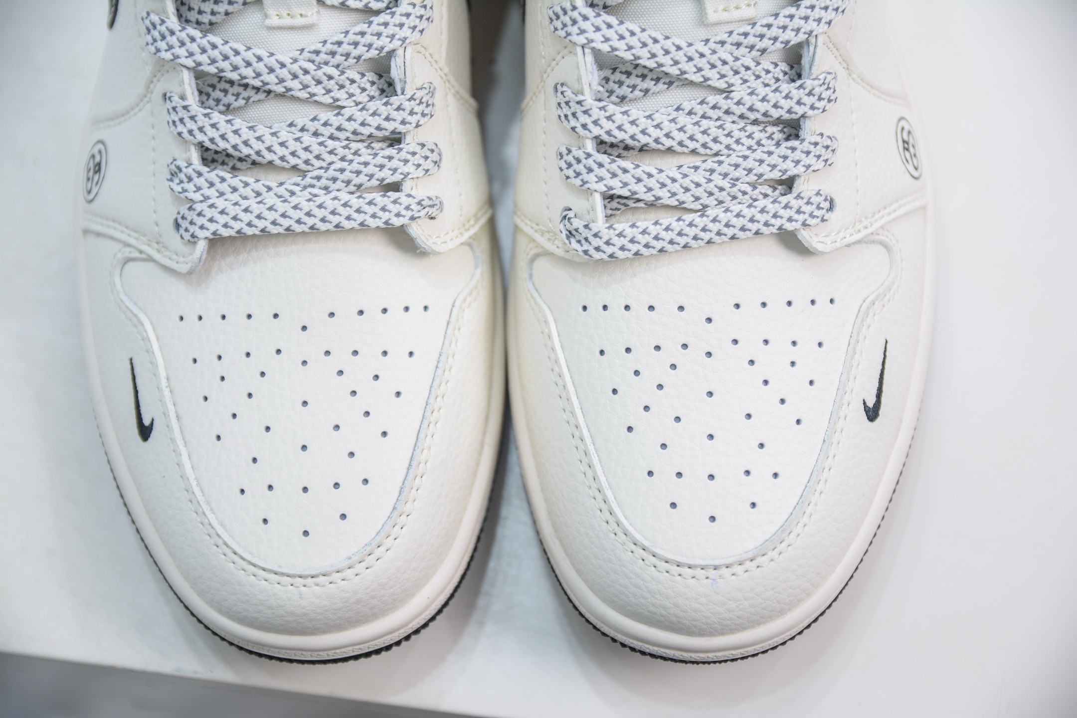 Air Jordan 1 Retro Low x Stussy 斯图西联名-白黑牛仔立体勾 XS6086-561