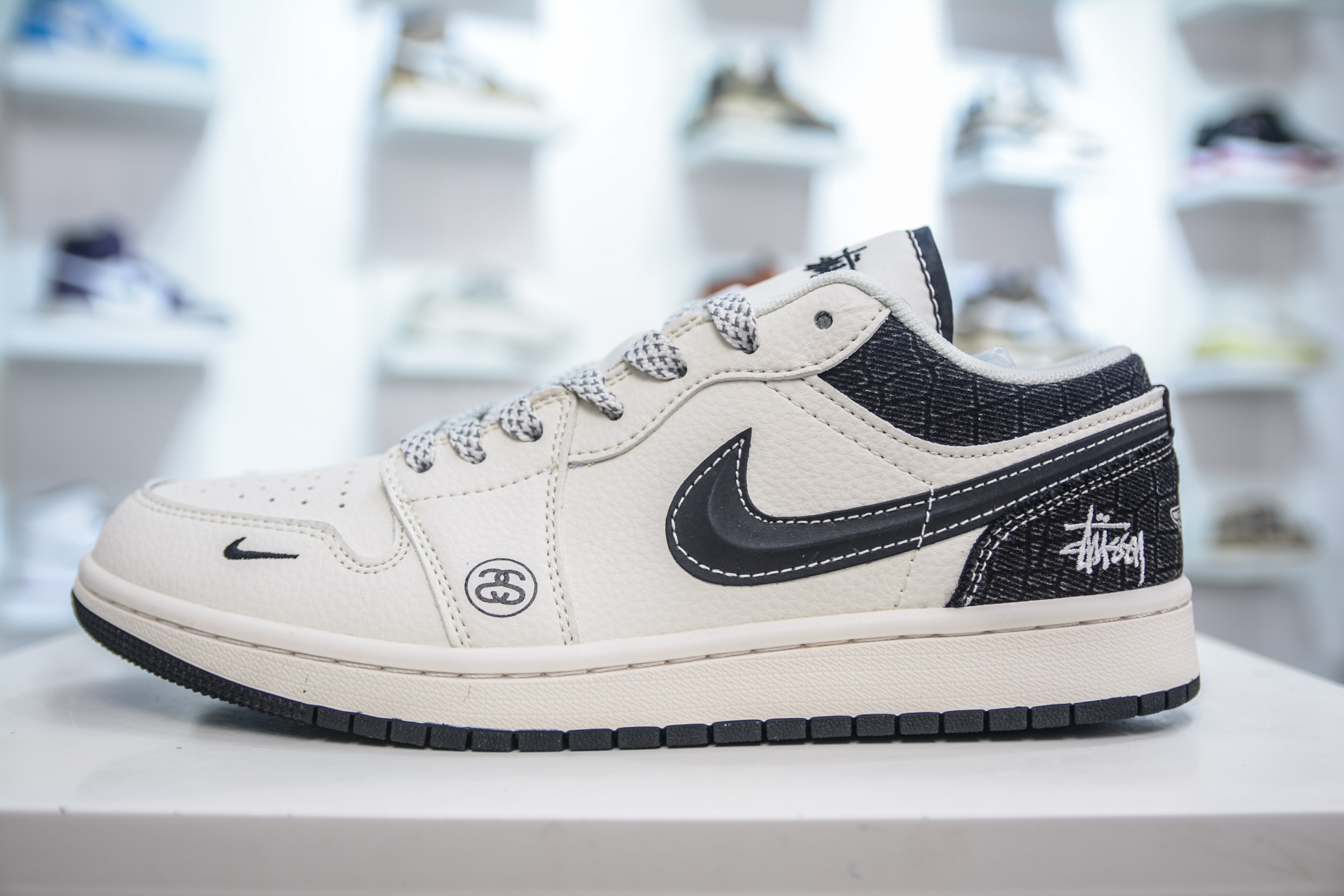 Air Jordan 1 Retro Low x Stussy 斯图西联名-白黑牛仔立体勾 XS6086-561