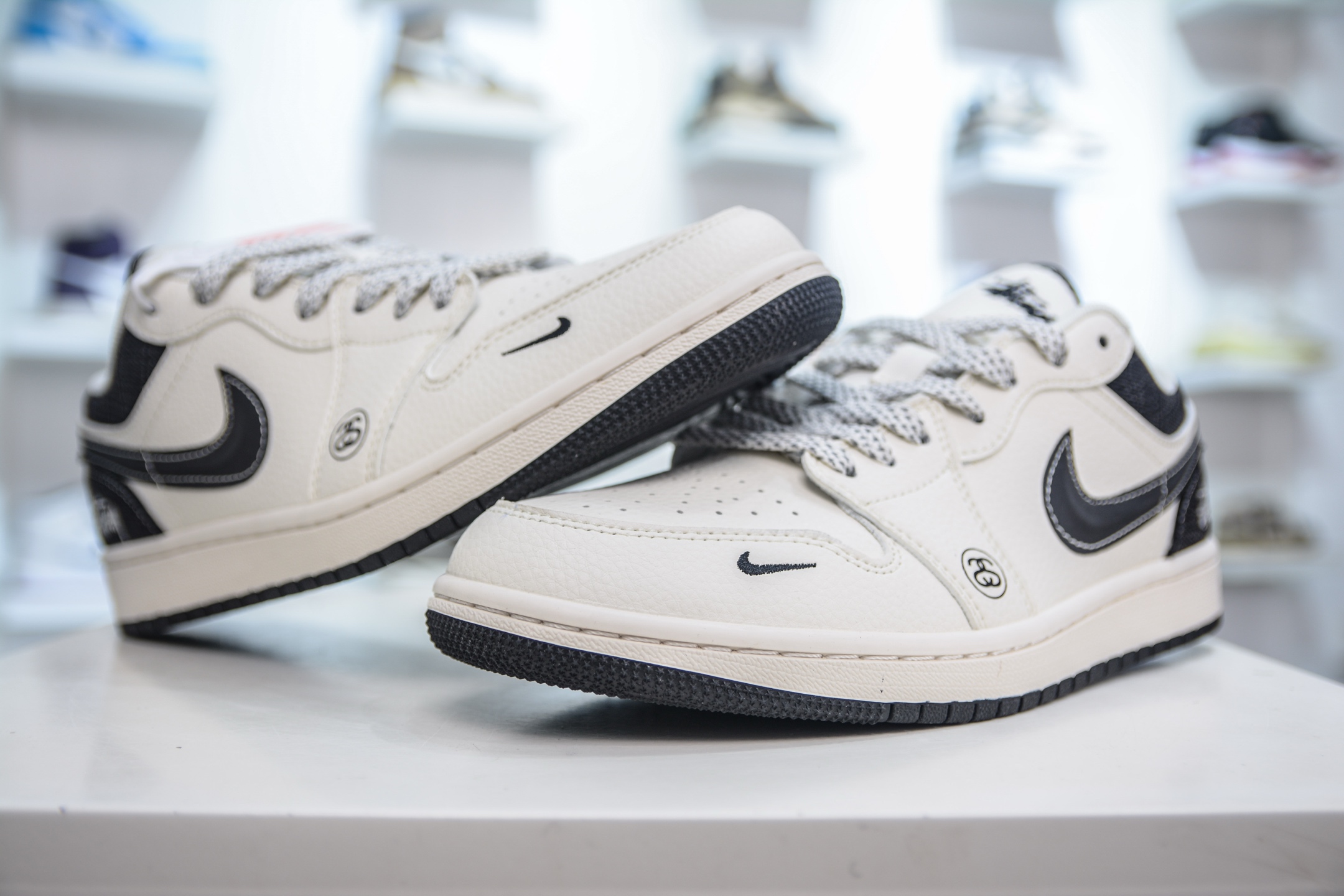 Air Jordan 1 Retro Low x Stussy 斯图西联名-白黑牛仔立体勾 XS6086-561