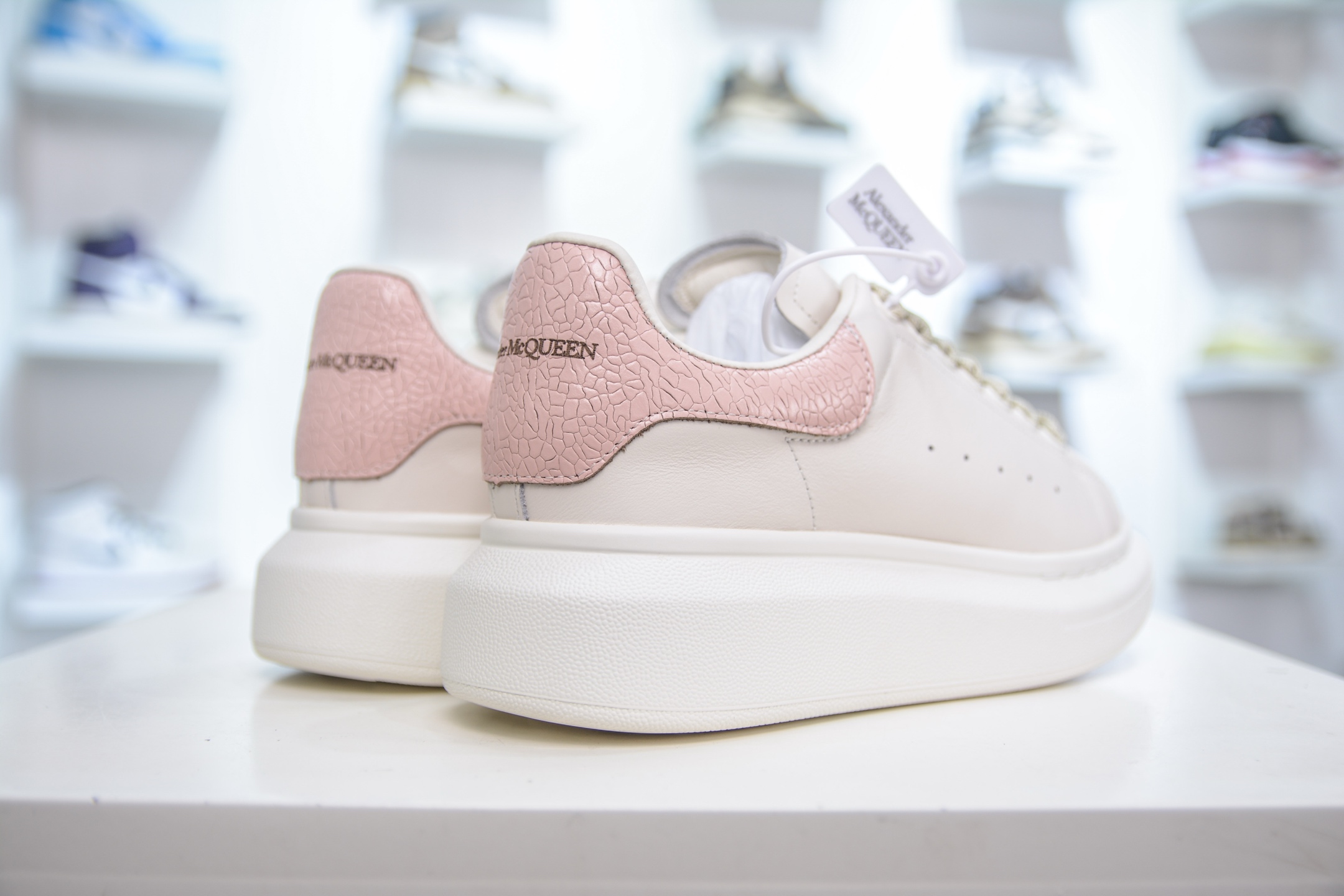 意大利高奢品牌-亚历山大·麦昆Alexander McQueen Oversized Sneakers 低帮时装厚底休闲运动小白板鞋白色光滑牛皮革系带运动鞋