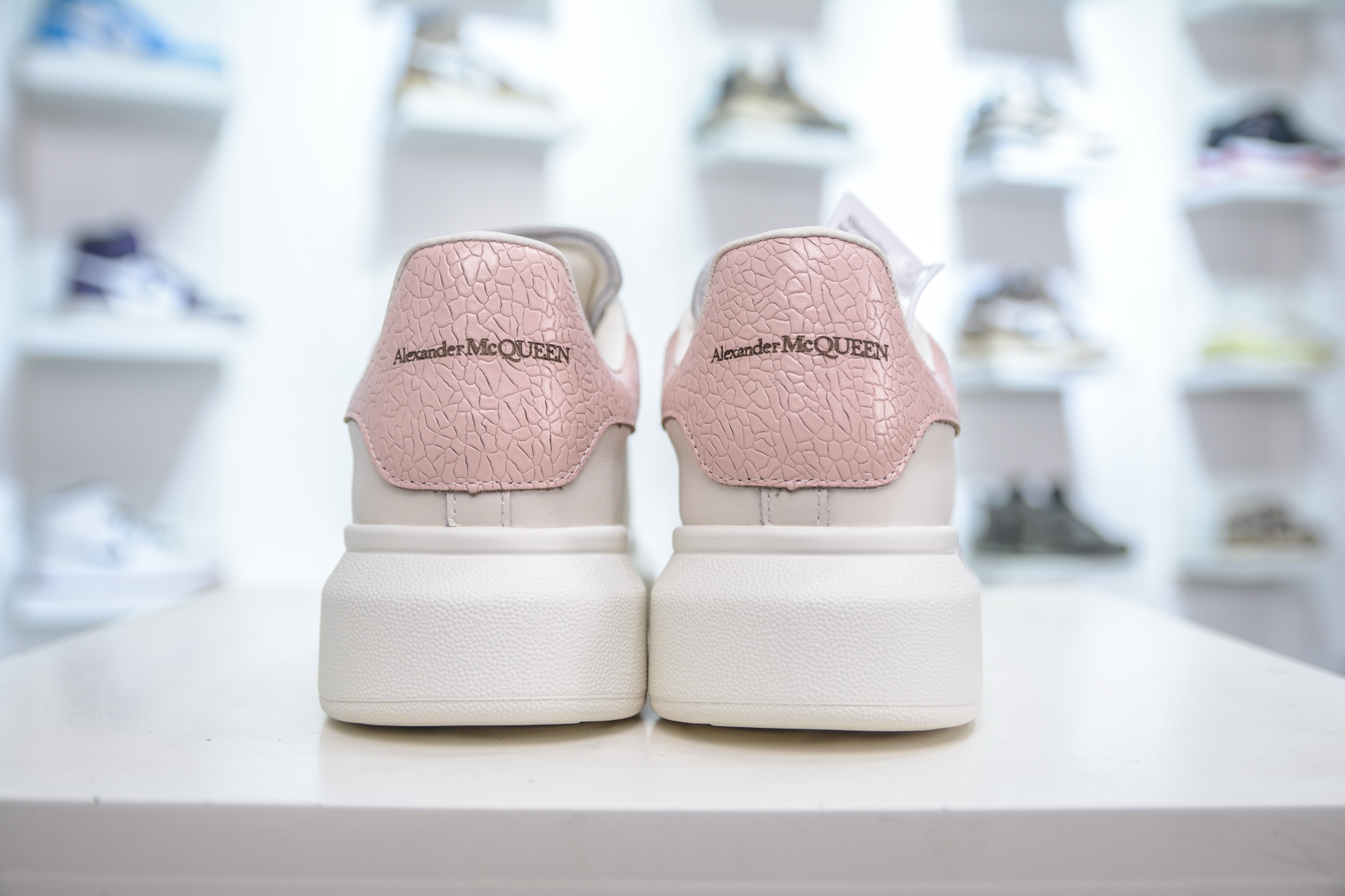 意大利高奢品牌-亚历山大·麦昆Alexander McQueen Oversized Sneakers 低帮时装厚底休闲运动小白板鞋白色光滑牛皮革系带运动鞋