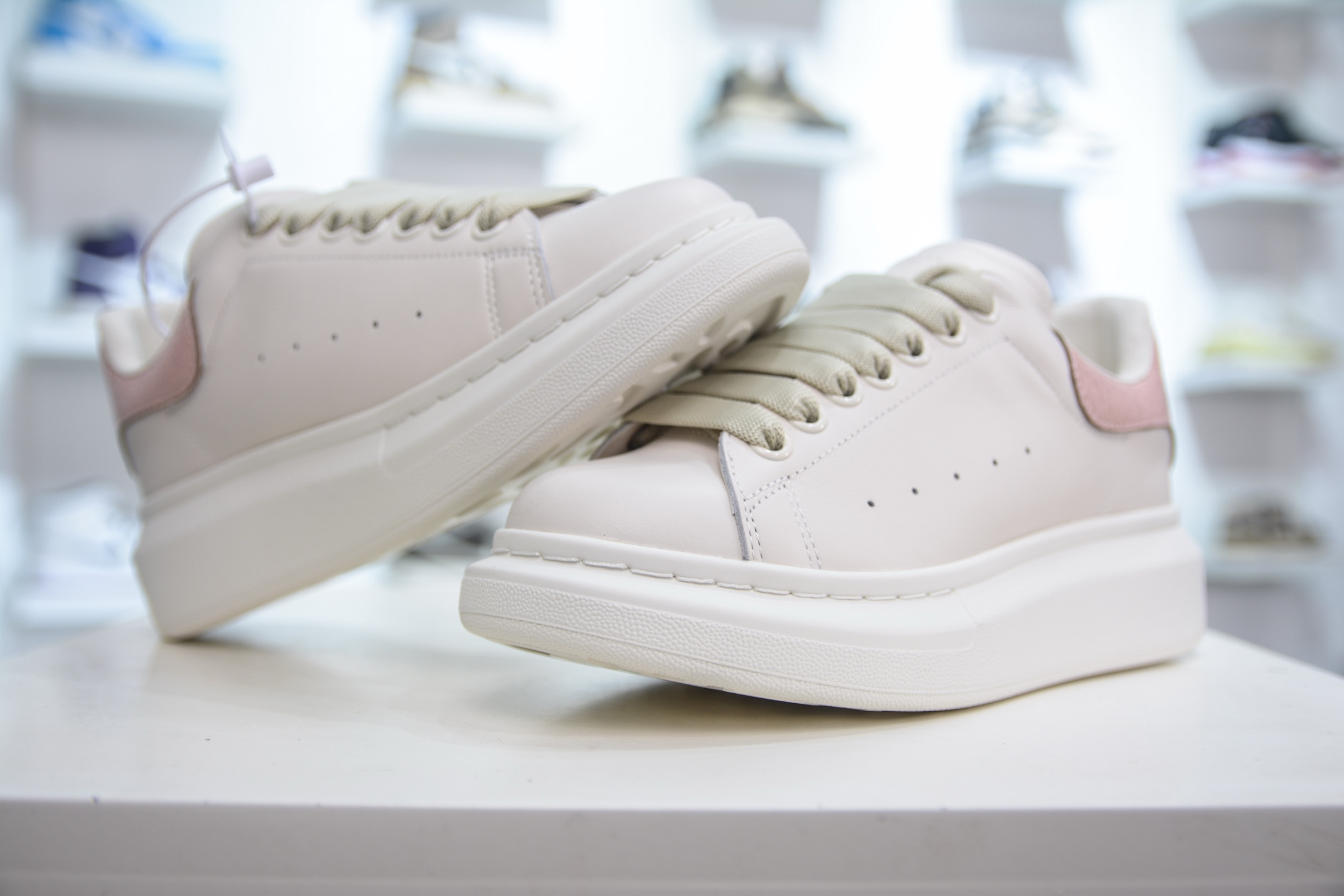 意大利高奢品牌-亚历山大·麦昆Alexander McQueen Oversized Sneakers 低帮时装厚底休闲运动小白板鞋白色光滑牛皮革系带运动鞋