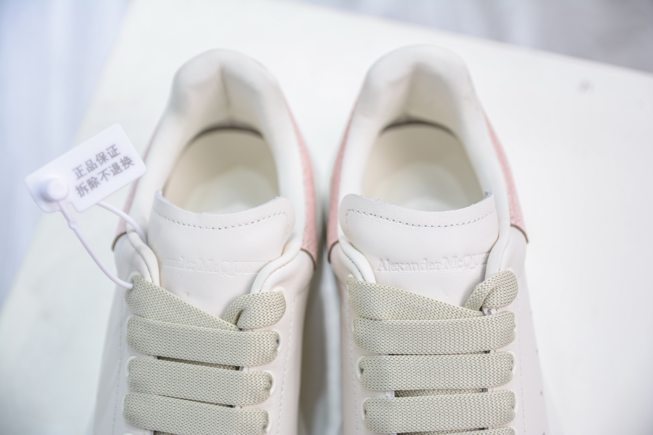 意大利高奢品牌-亚历山大·麦昆Alexander McQueen Oversized Sneakers 低帮时装厚底休闲运动小白板鞋白色光滑牛皮革系带运动鞋