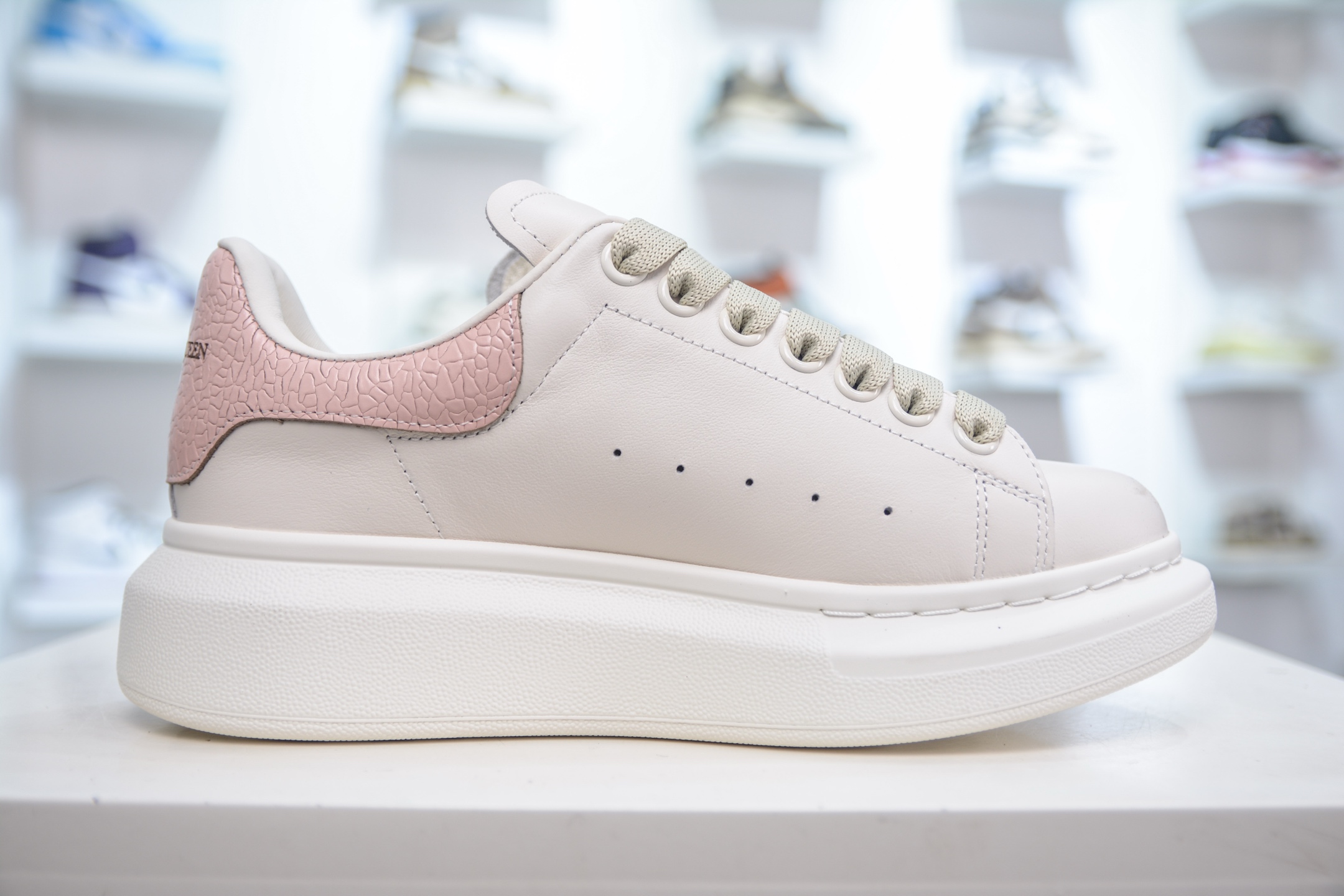 意大利高奢品牌-亚历山大·麦昆Alexander McQueen Oversized Sneakers 低帮时装厚底休闲运动小白板鞋白色光滑牛皮革系带运动鞋
