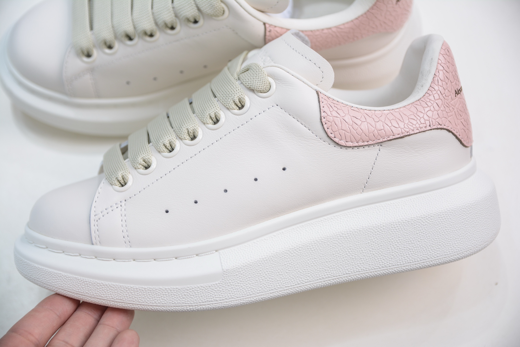 意大利高奢品牌-亚历山大·麦昆Alexander McQueen Oversized Sneakers 低帮时装厚底休闲运动小白板鞋白色光滑牛皮革系带运动鞋