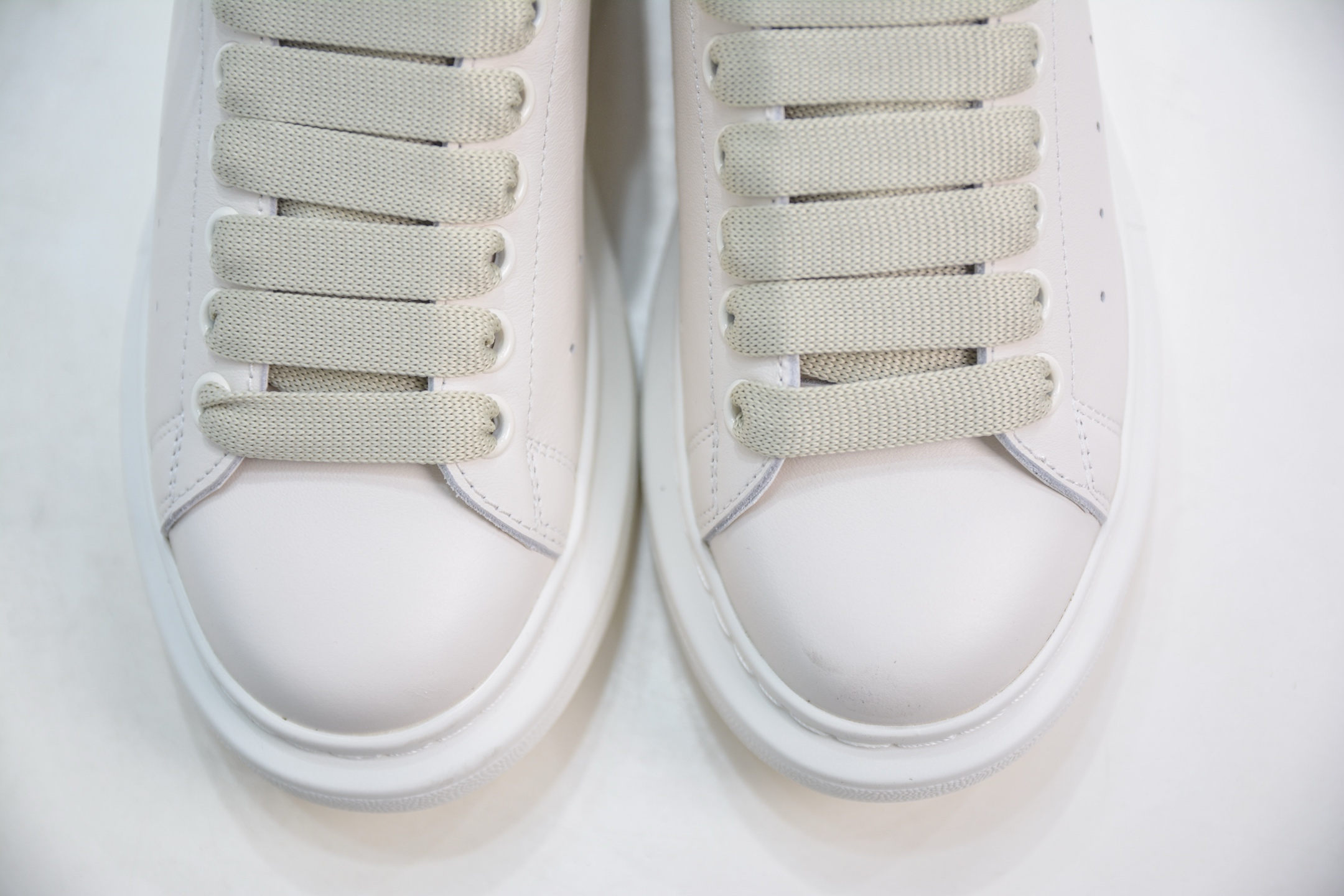意大利高奢品牌-亚历山大·麦昆Alexander McQueen Oversized Sneakers 低帮时装厚底休闲运动小白板鞋白色光滑牛皮革系带运动鞋