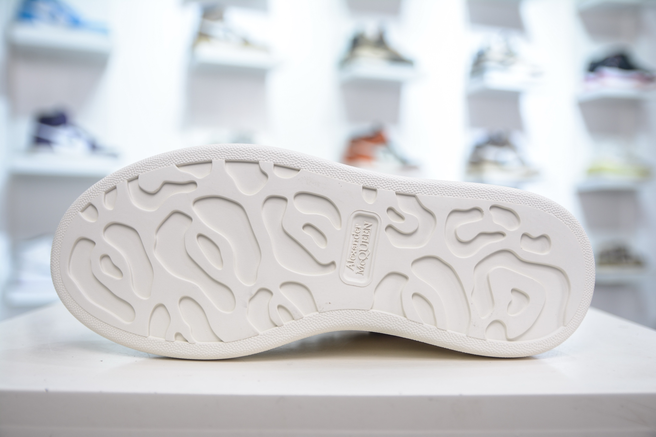 意大利高奢品牌-亚历山大·麦昆Alexander McQueen Oversized Sneakers 低帮时装厚底休闲运动小白板鞋白色光滑牛皮革系带运动鞋